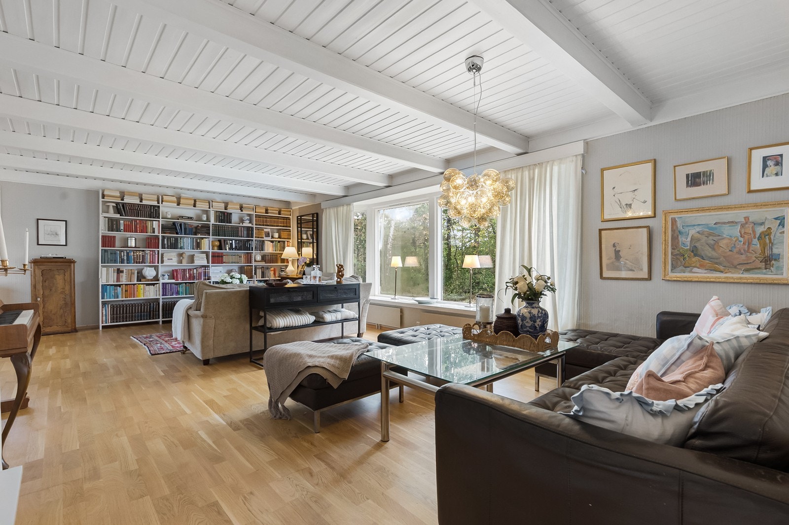 Stuen har rikelig med naturlig lysinnslipp Galleribilde