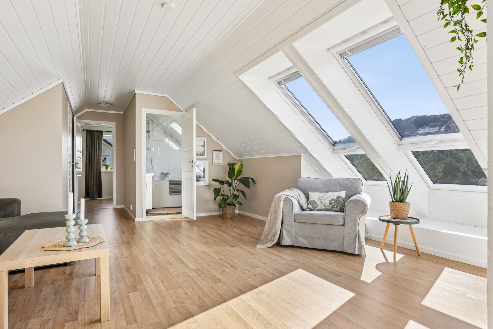 Loftstuen har en romslig planløsning, og har store Veluxvinduer som slipper inn mye lys. Galleribilde