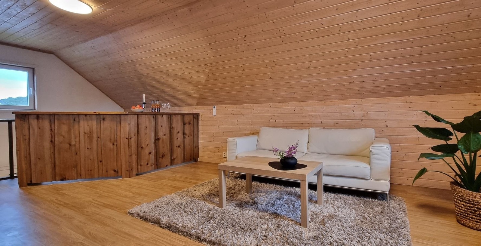 Stor og luftig loftstue i garasjen med innredet barløsning, samt varmpumpe. Galleribilde