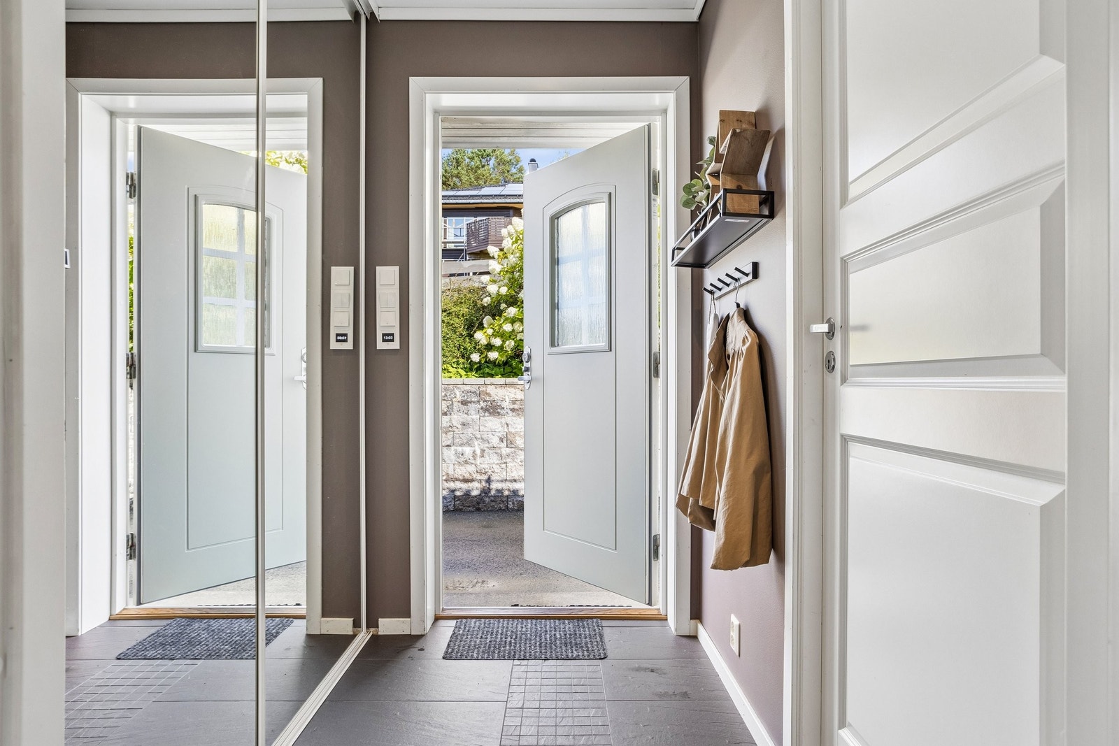 Velkommen inn! Entre på 3,8kvm med skyvedørsgarderobe og inngang til vaskerom. Galleribilde