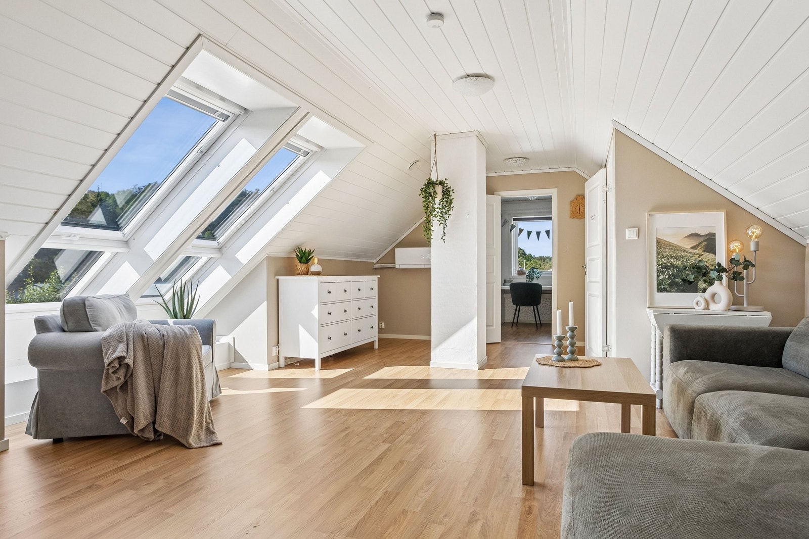 Loftsetasjen inneholder stue, to soverom, bad og to boder, samt fire luker til sidekryploft. Galleribilde