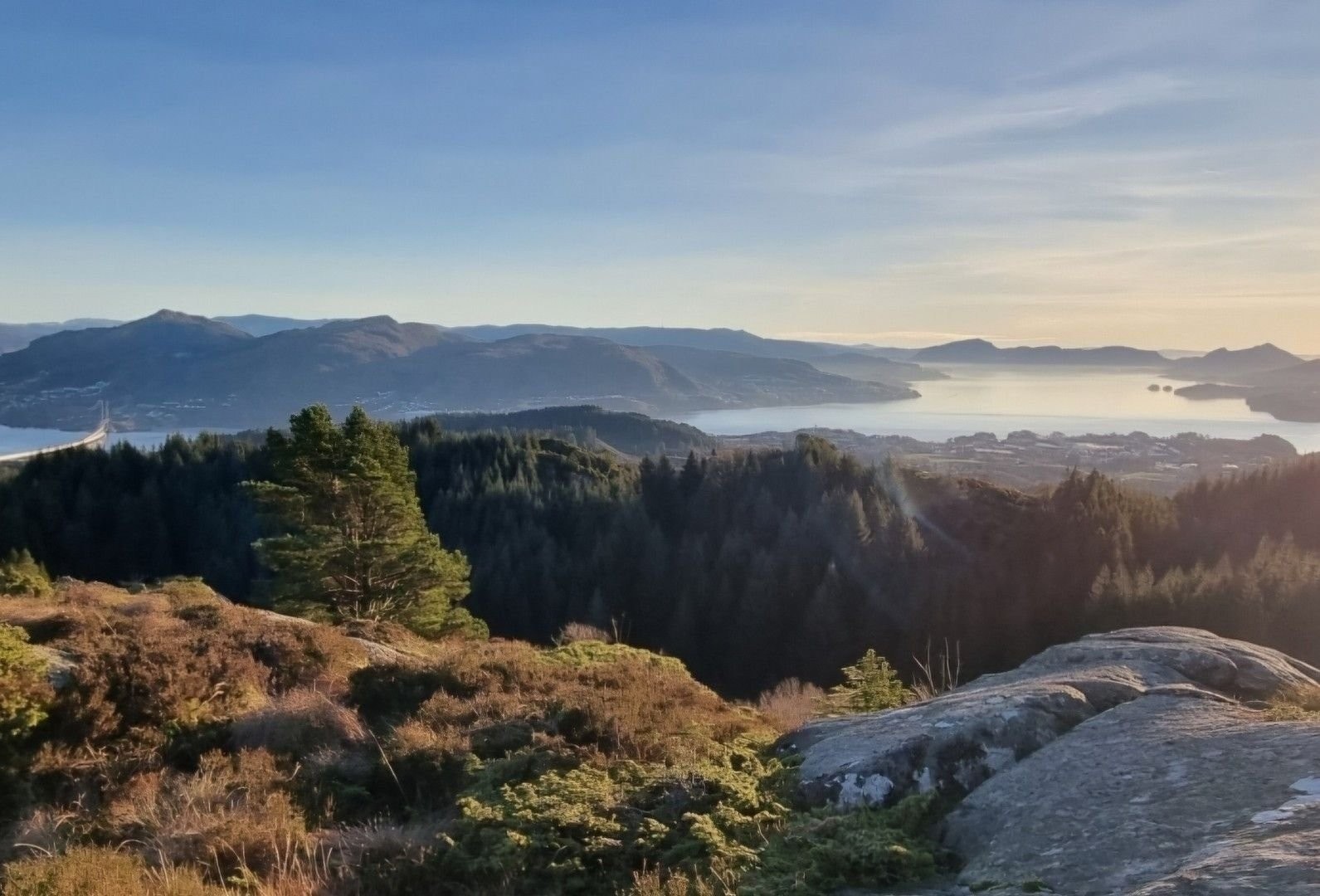 Det er mange fine turmuligheter i nærområdet. Fra boligen er det kort vei opp til Krossfjellet. Galleribilde