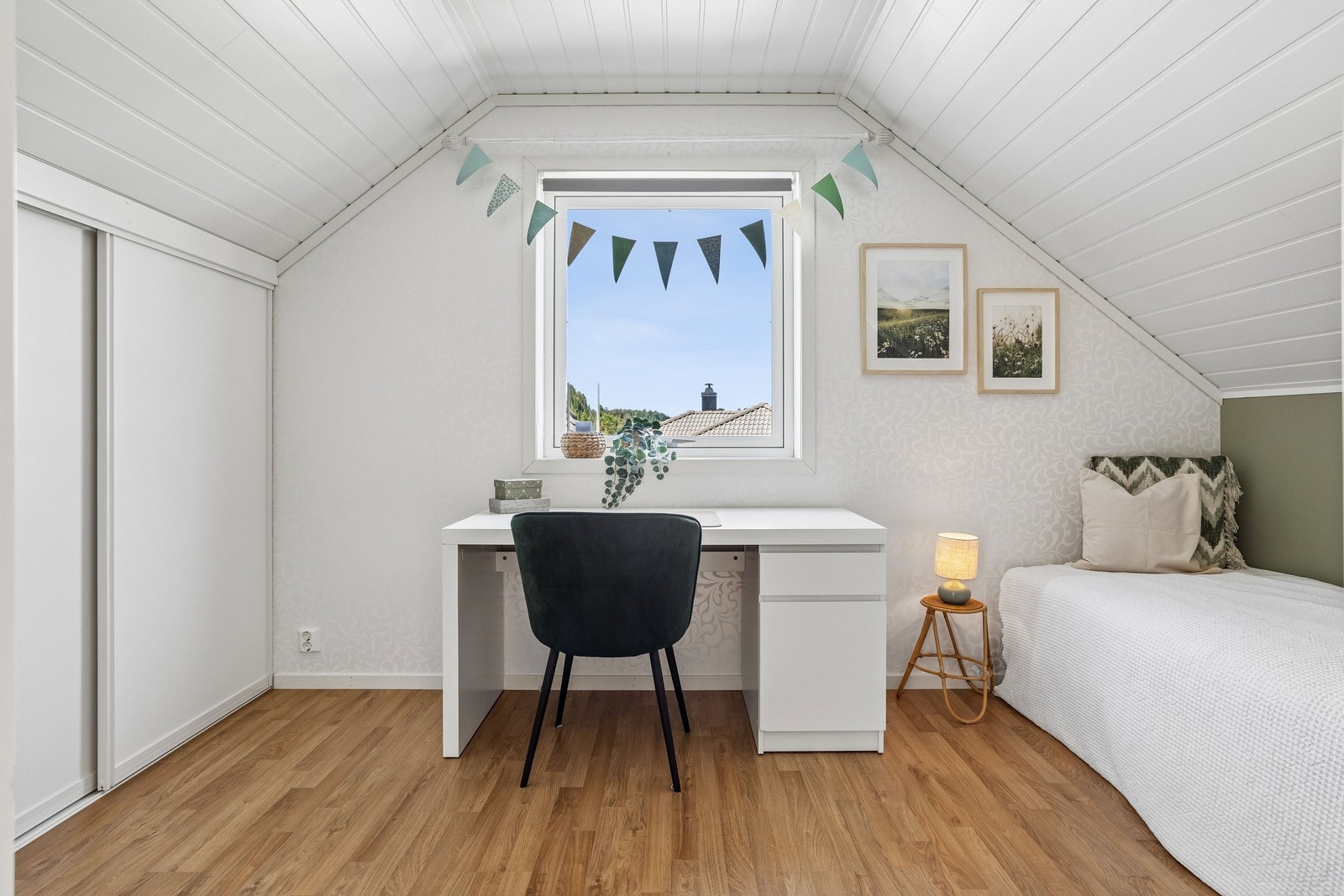 Soverom i 2.etasje på 10,5kvm med skyvedørsgarderobe. Galleribilde