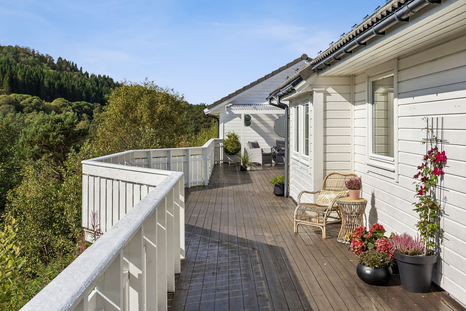 Stor terrasse i front på hele 82kvm. Her har man solen fra morgen til kveld, hvor man kan nyte utsikten og fuglesang i fredelige omgivelser. Galleribilde