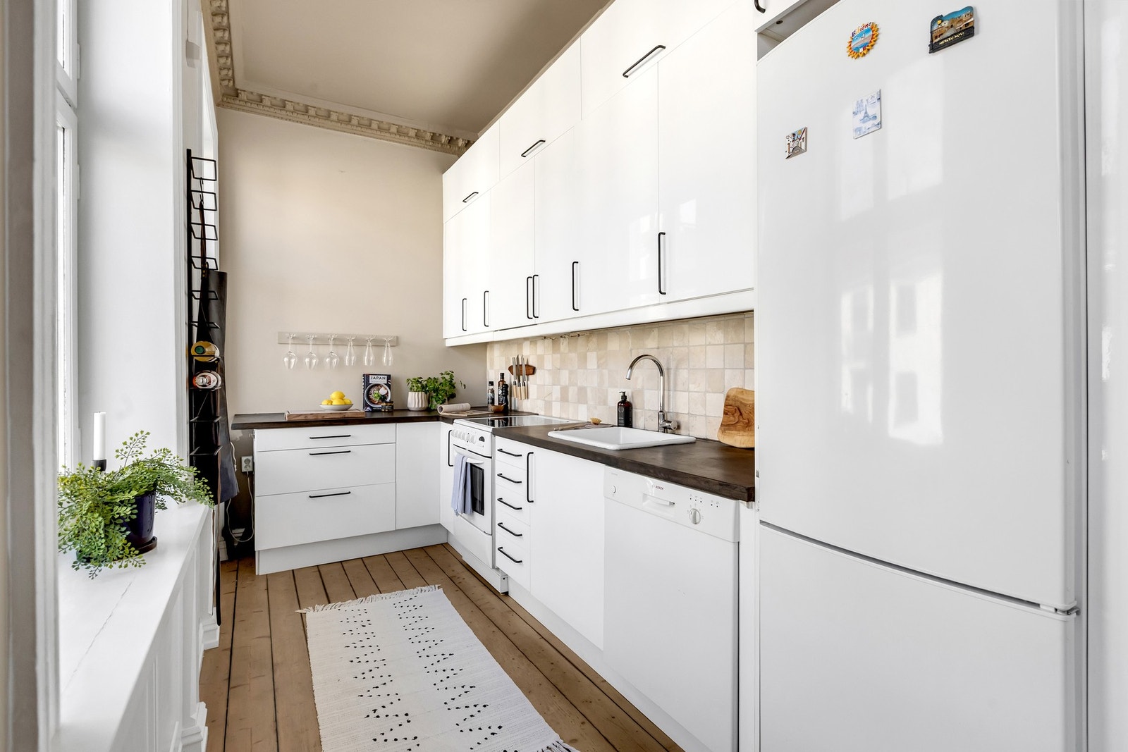 IKEA-kjøkken med høyglansfronter, heltre benkeplate og godt med skapplass. Galleribilde