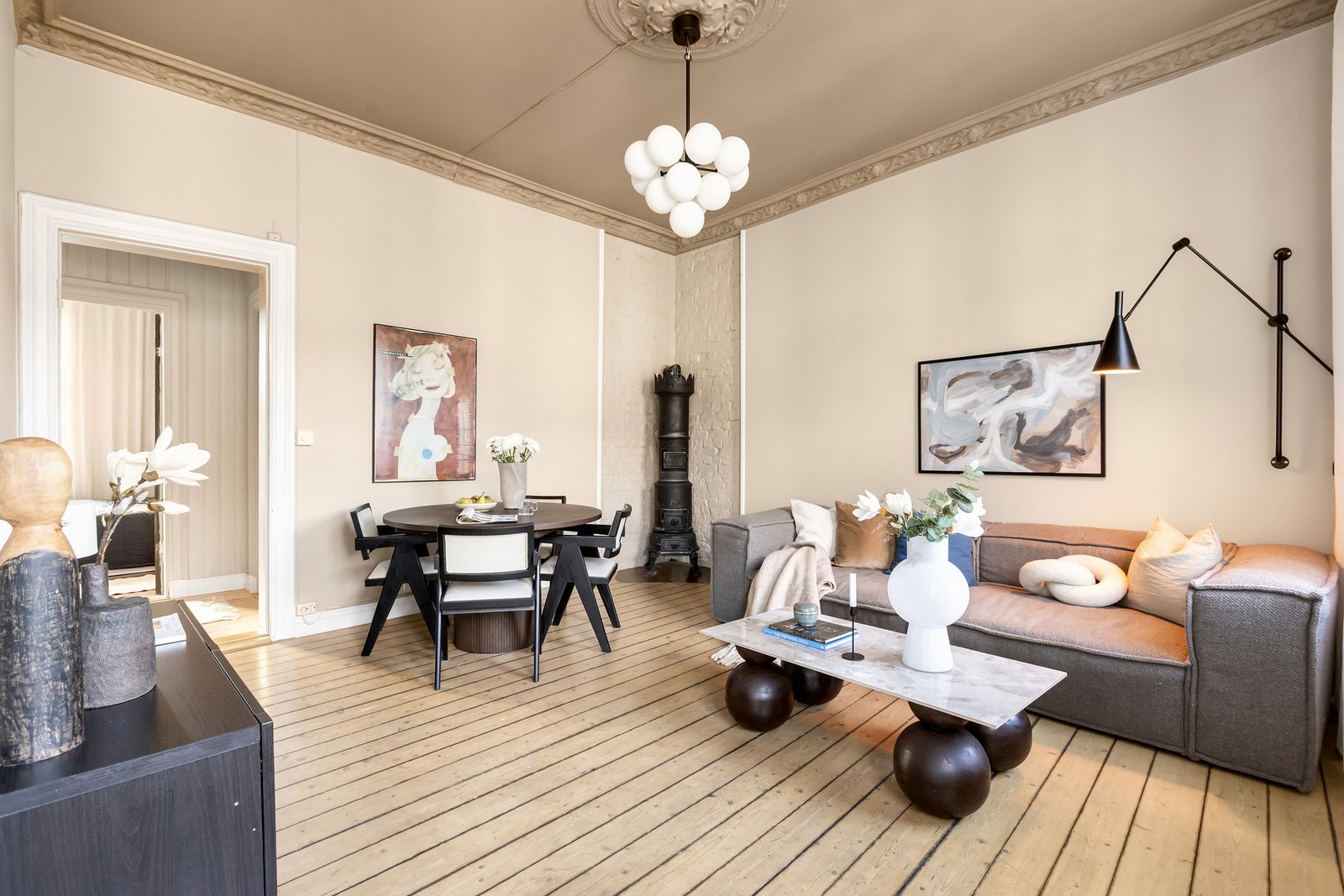 Store vindusflater sørger for rikelig med naturlig lys. Galleribilde