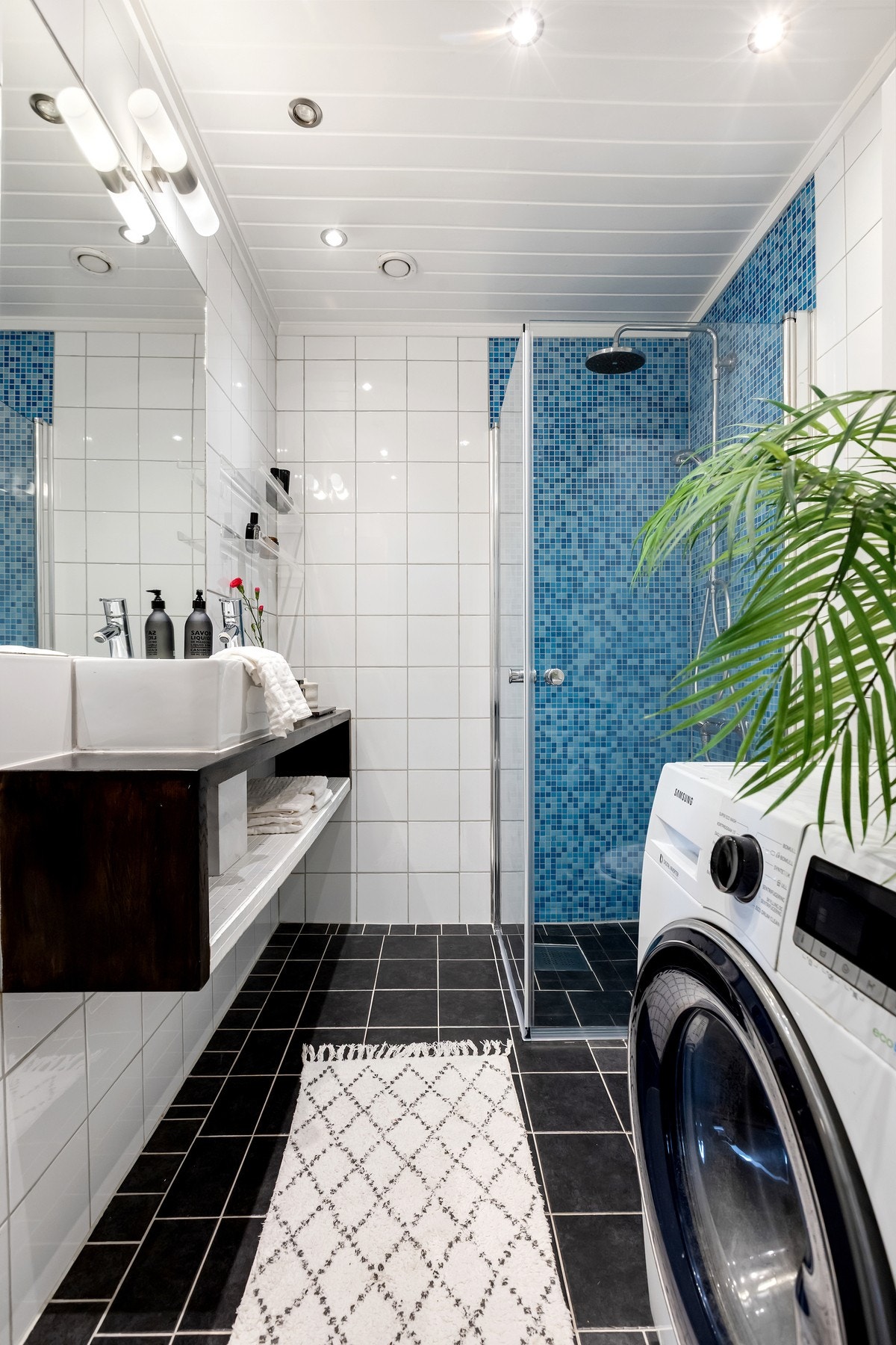 Badet har opplegg for vaskemaskin og varmekabler i gulvet. Galleribilde