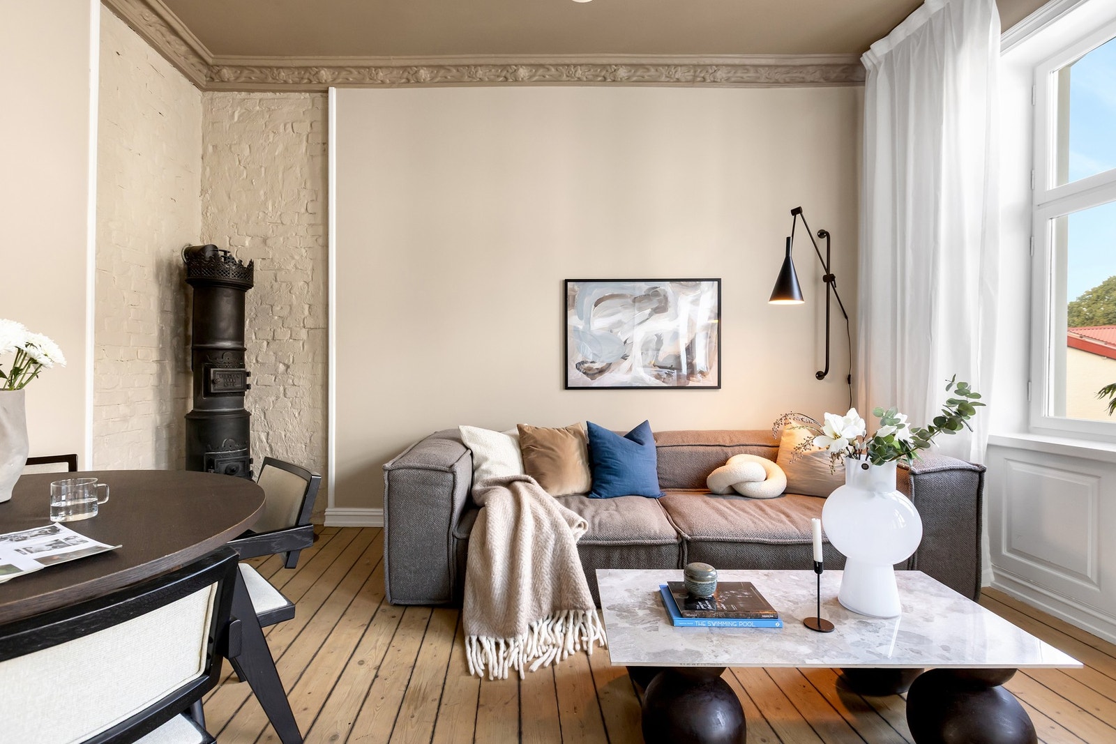 Klassisk stue med antikk rundovn og takhøyde på ca. 3,06 meter. Galleribilde