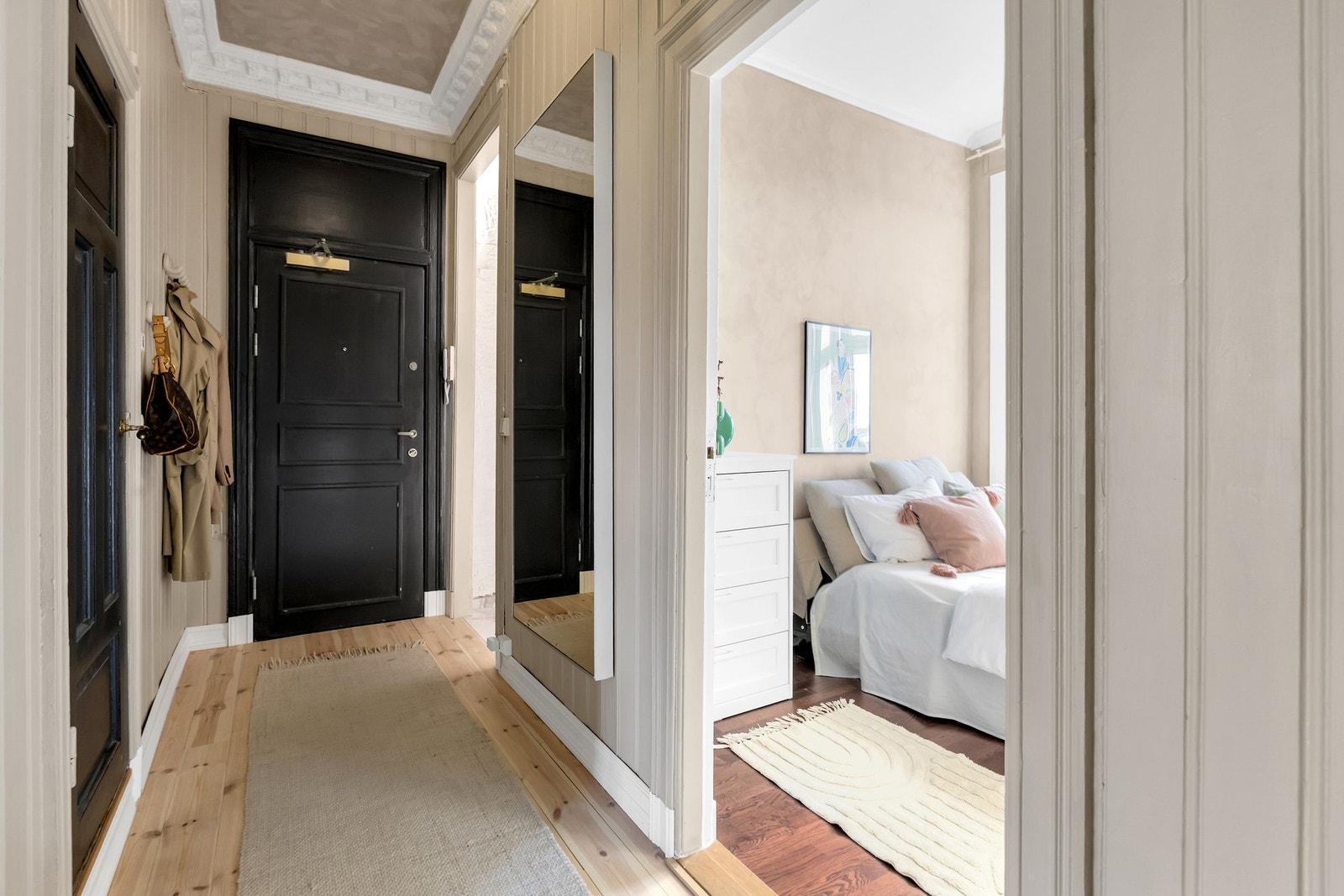 Velkommen inn - entré med klassiske detaljer og gulv fornyet i 2025. Galleribilde