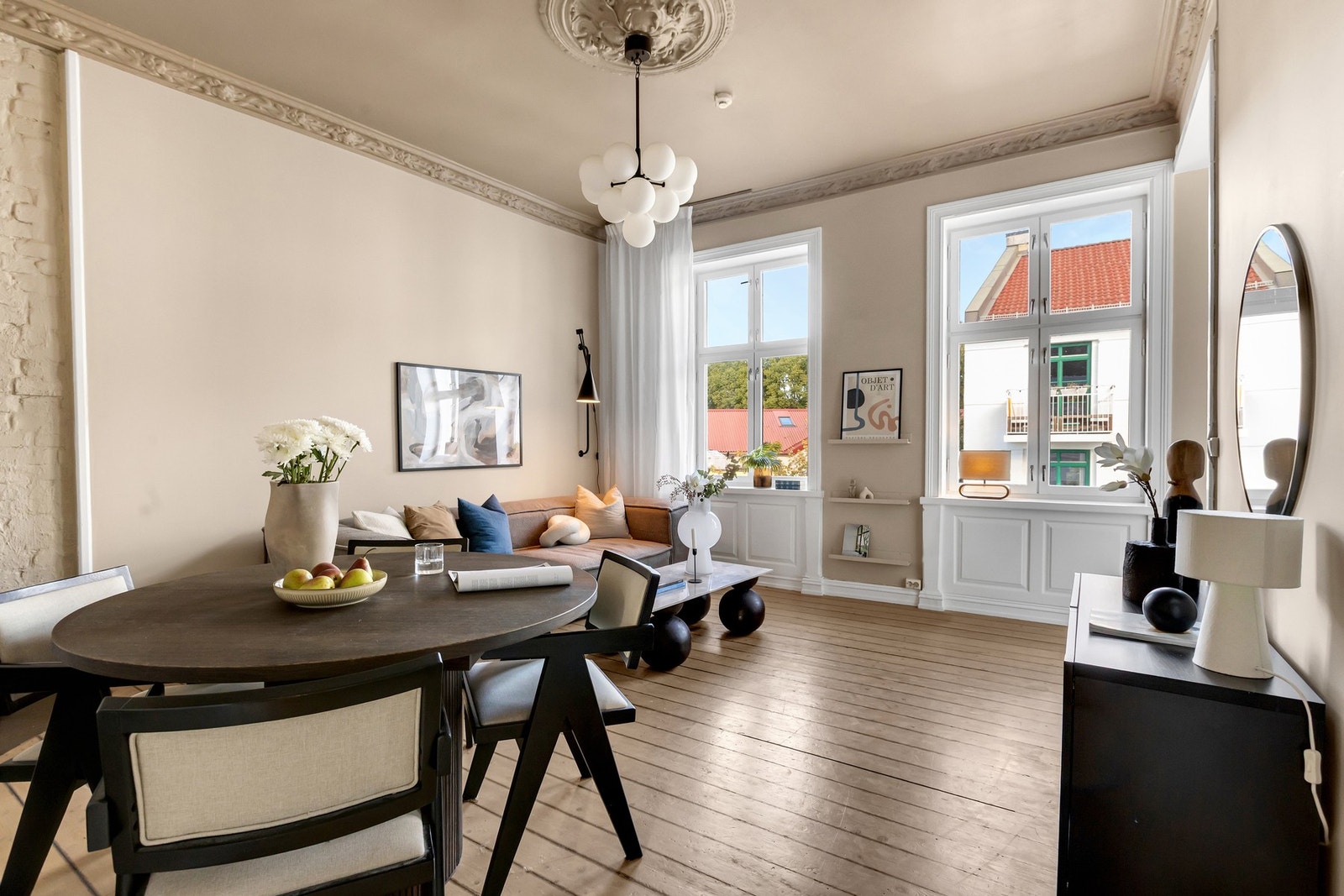 Stuen har god plass til både sofagruppe og spisebord. Galleribilde