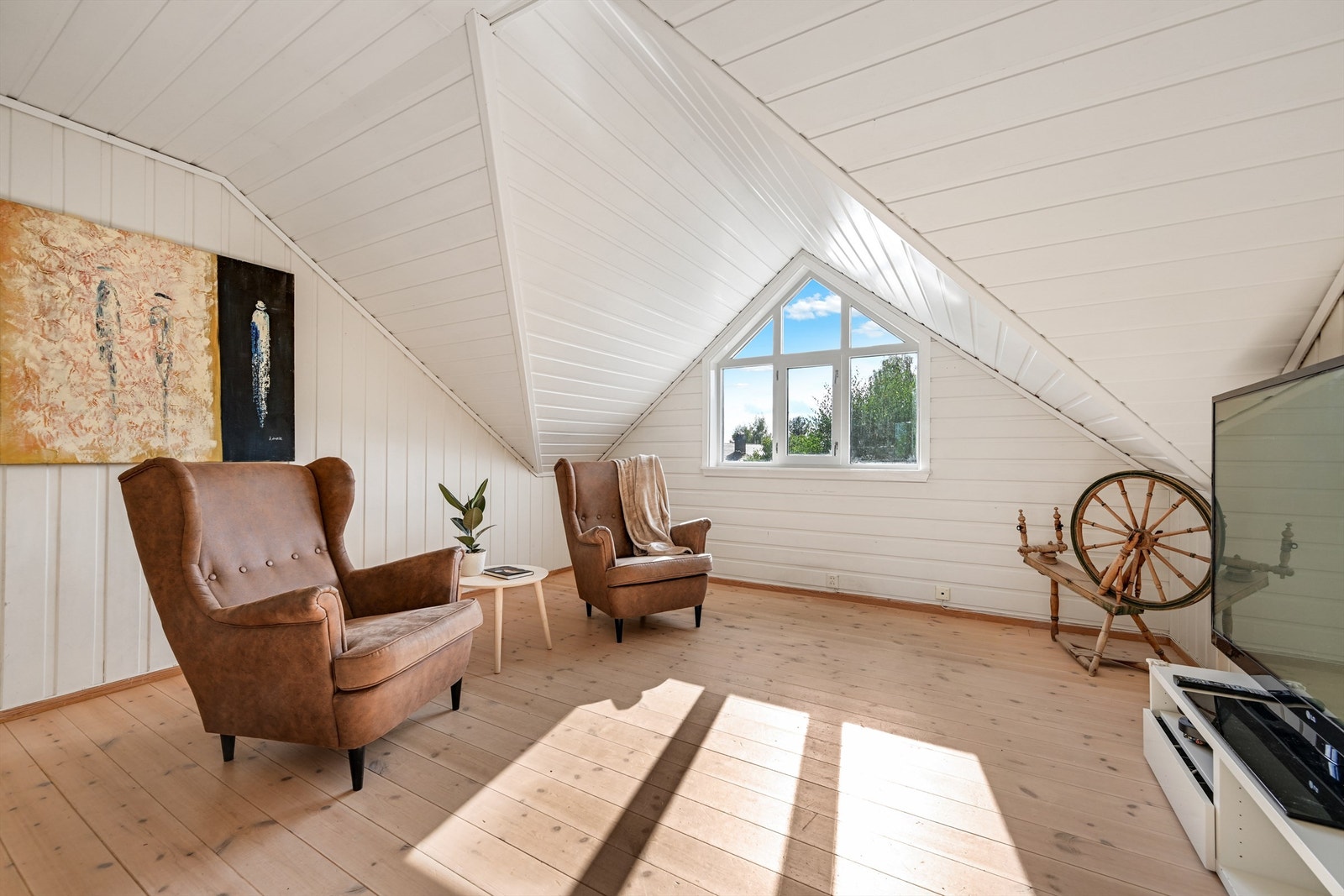Loftstuen er et godt oppholdsrom, soverom eller TV-stue. Galleribilde