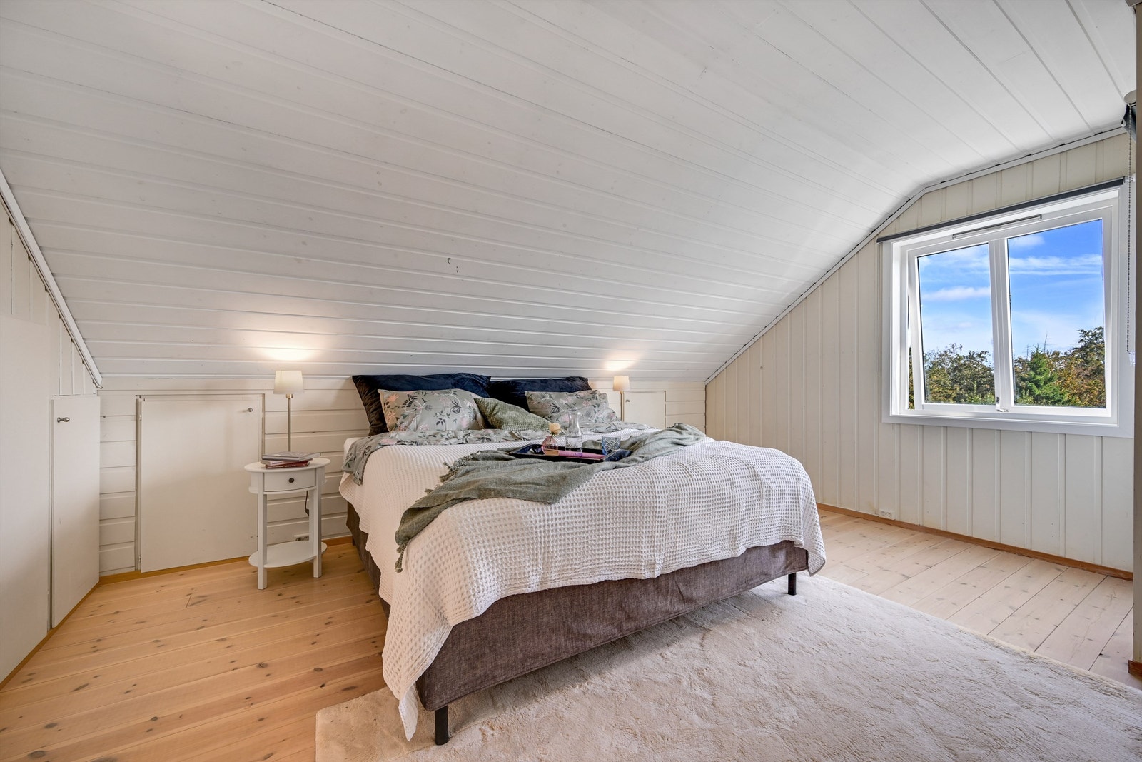 Hovedsoverom har god plass til dobbeltseng og adkomst til praktiske kott. Galleribilde