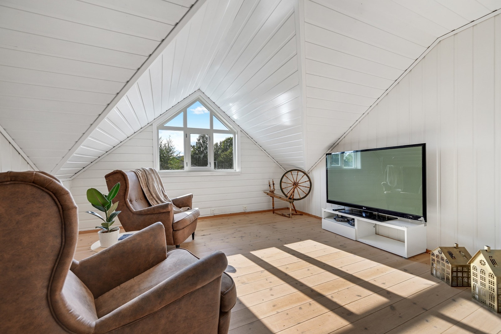 Loftstue i andre etasje med god takhøyde under skråtaket og et fint vindu i gavlen. Dette rommet kan også egne seg som soverom. Galleribilde