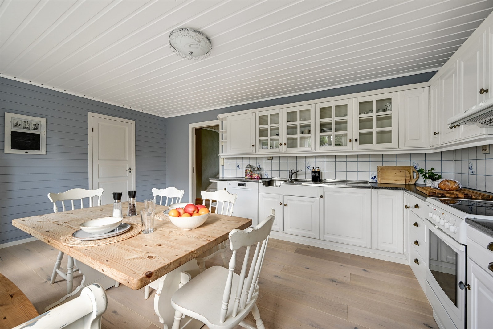Kjøkkeninnredning med profilerte fronter, rustfri oppvaskbenk og laminert benkeplate. Galleribilde