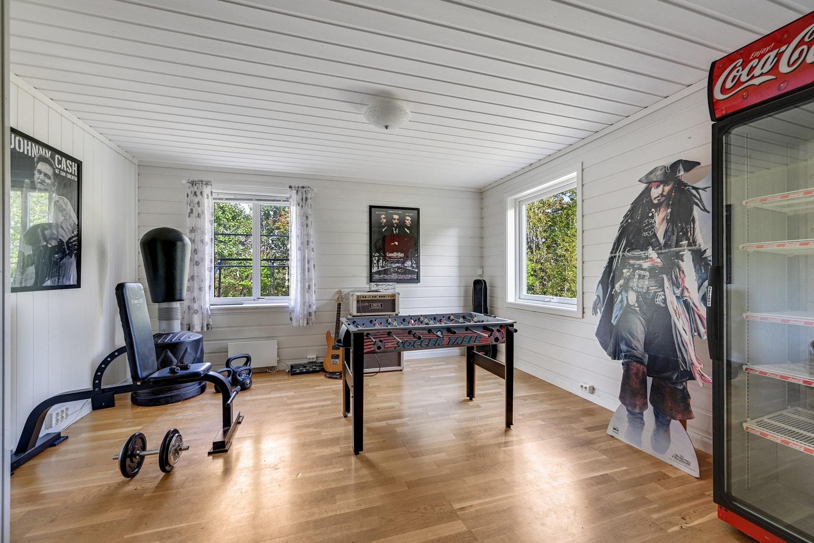 Kjellerstuen har god plass til aktiviteter, spill og trening. Dette rommet kan lett gjøres om til opprinnelig soverom igjen. Galleribilde