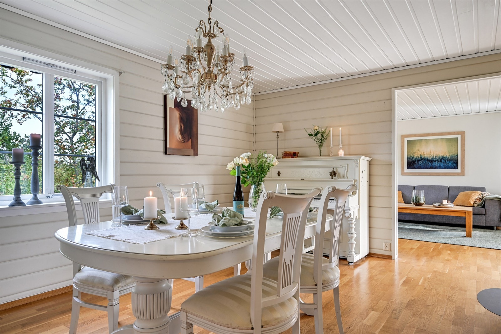 Spisestuen har stor åpning mot stuen. Galleribilde