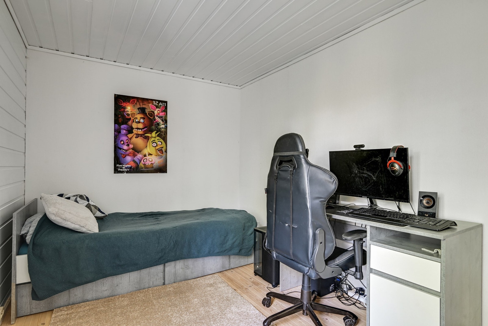 Rommet har god plass til både seng, skrivebord og garderobeskap. Galleribilde