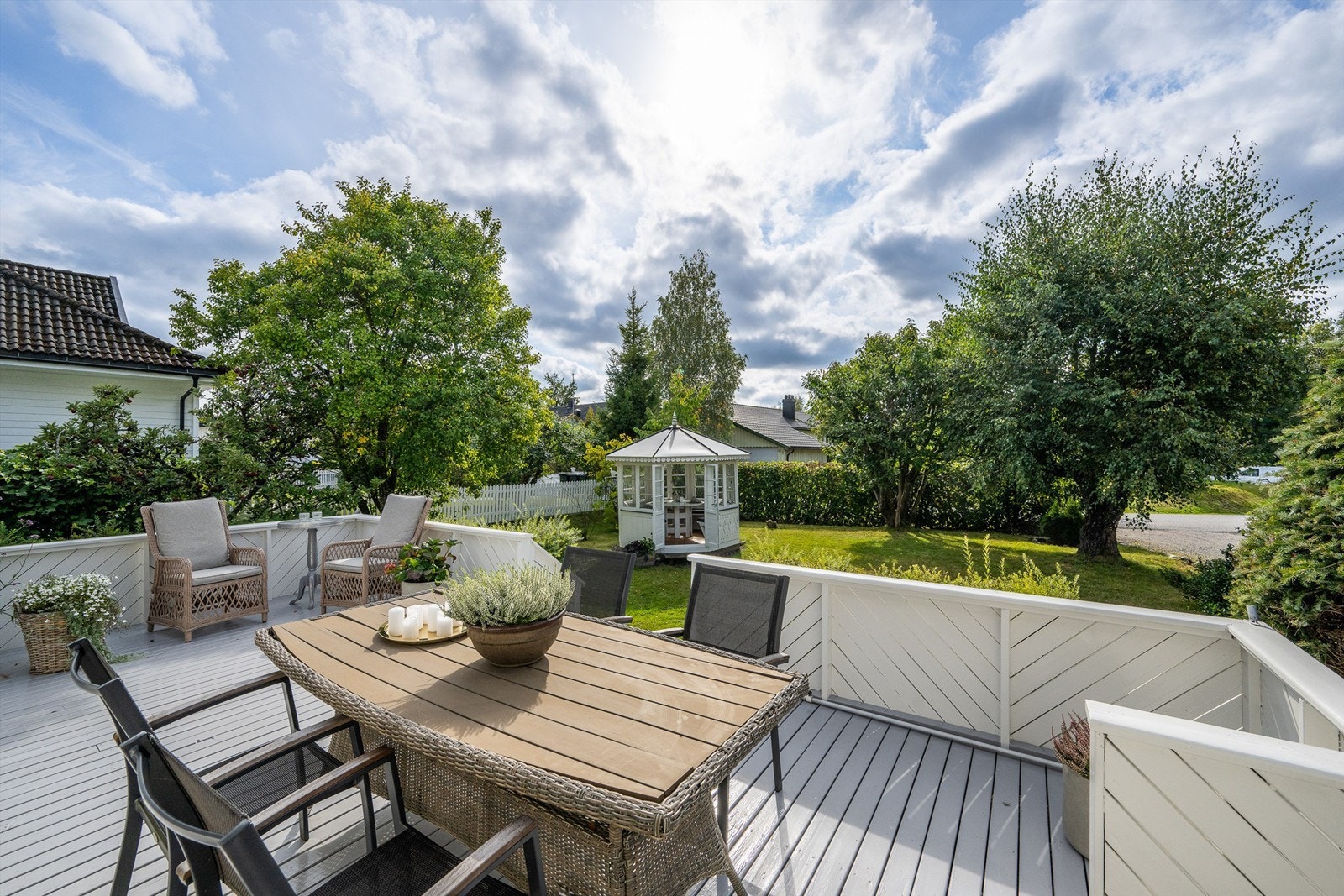 Innholdsrik enebolig over tre plan med stor hage, lysthus og usjenerte uteplasser.
Foto: Fotofinish AS Galleribilde