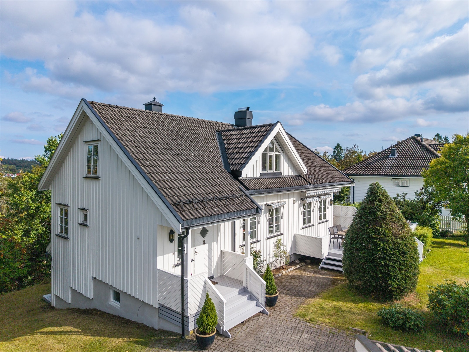 Ytterveggene har stående trekledning, der deler av kledningen ble fornyet fra 2021. Galleribilde