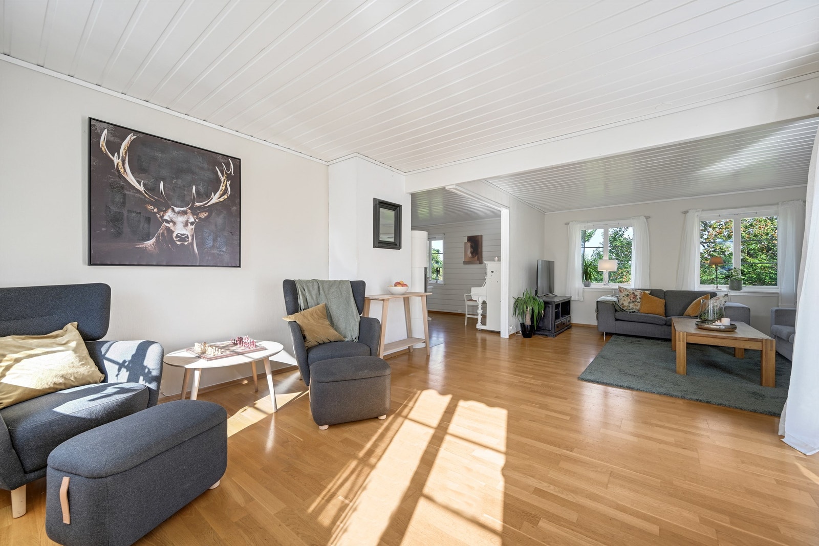 Den romslige stuen byr på flere møbleringsmuligheter og har et koselig utsyn mot grønne omgivelser. Galleribilde
