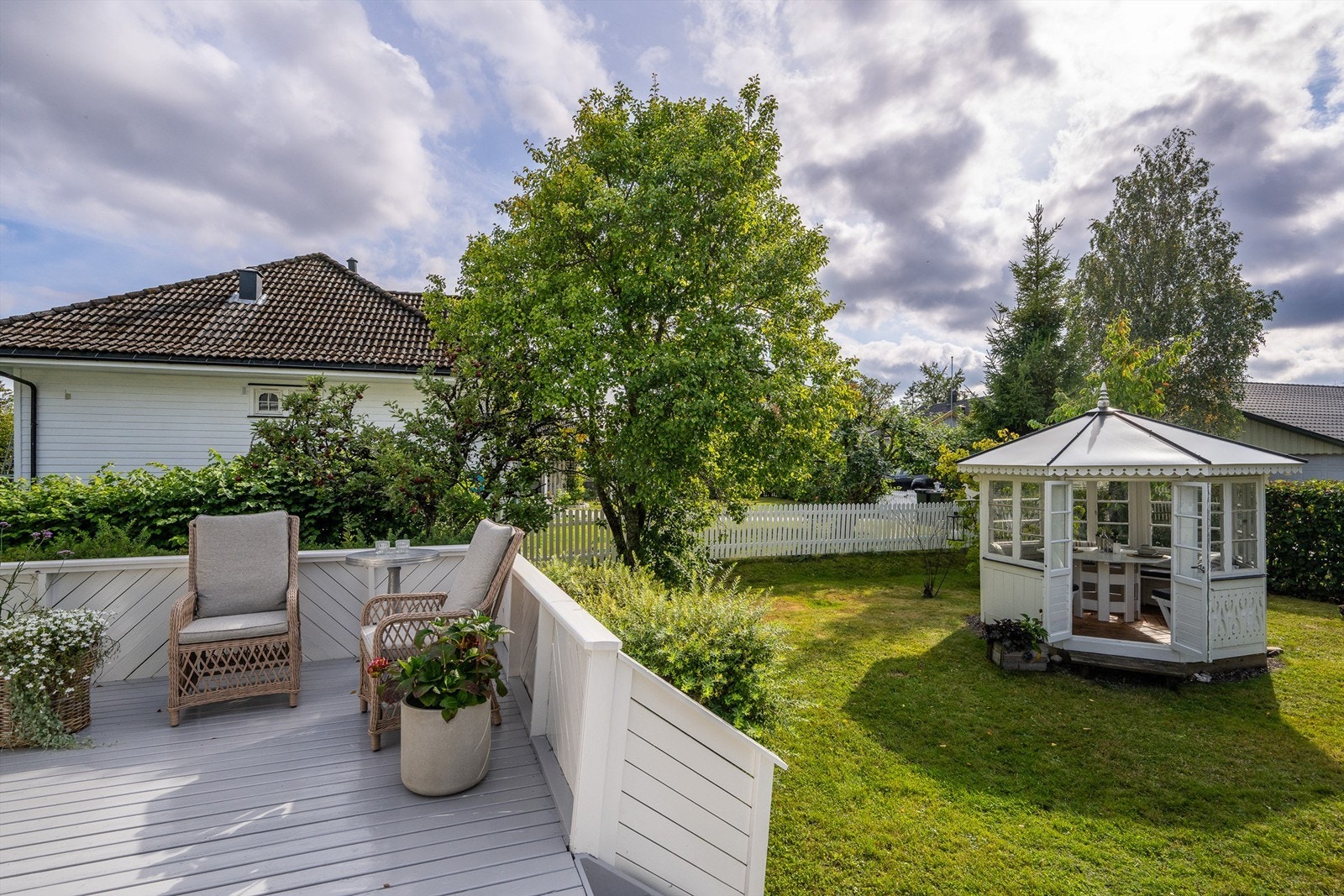 Terrassen er en herlig oppholdsplass på sommerstid. Galleribilde