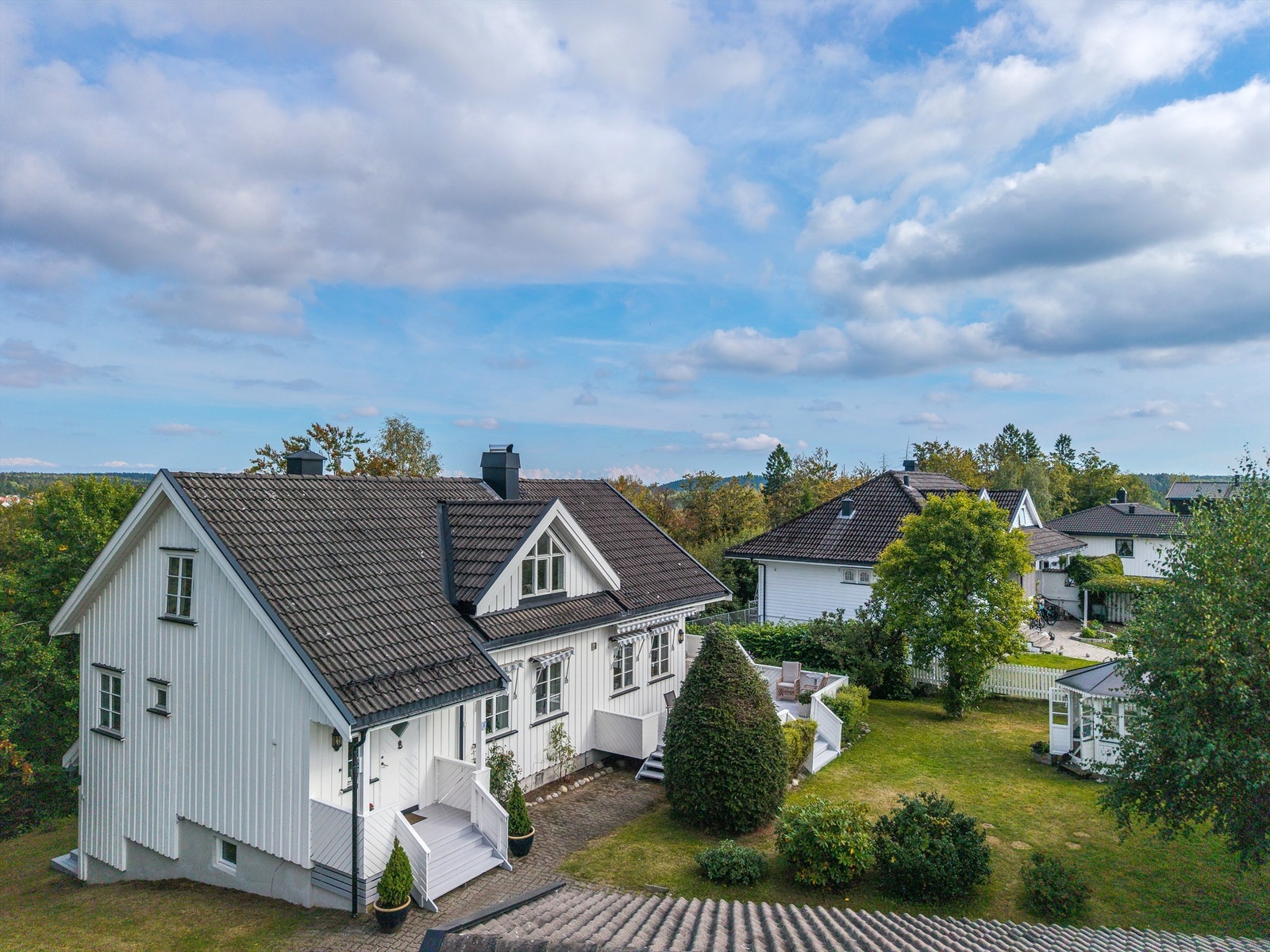Eiendommen ligger i et rolig og etablert boligområde tett på naturen. Galleribilde