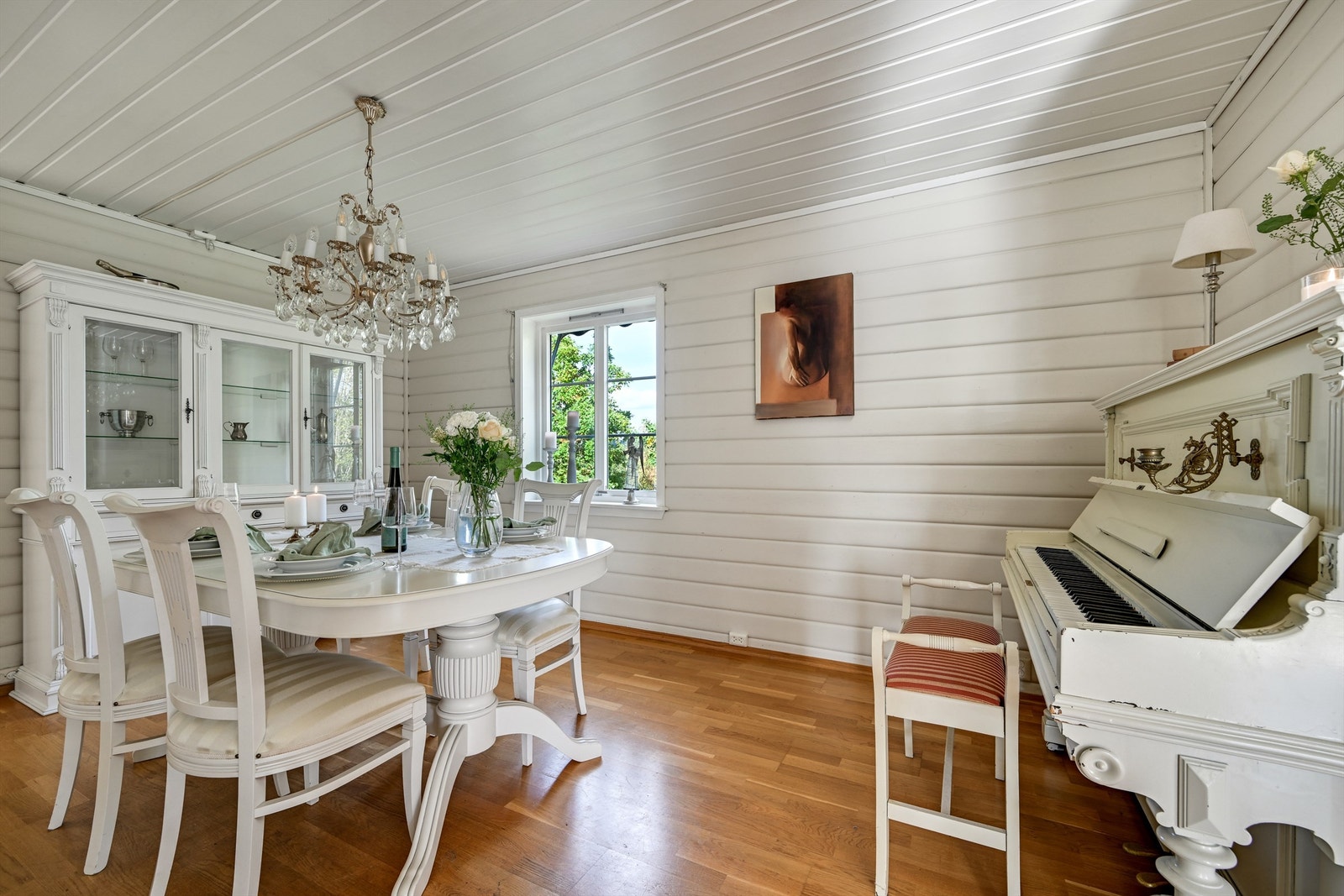 Romslig spisestue med parkett og god plass til å samle familie og venner rundt bordet. Galleribilde