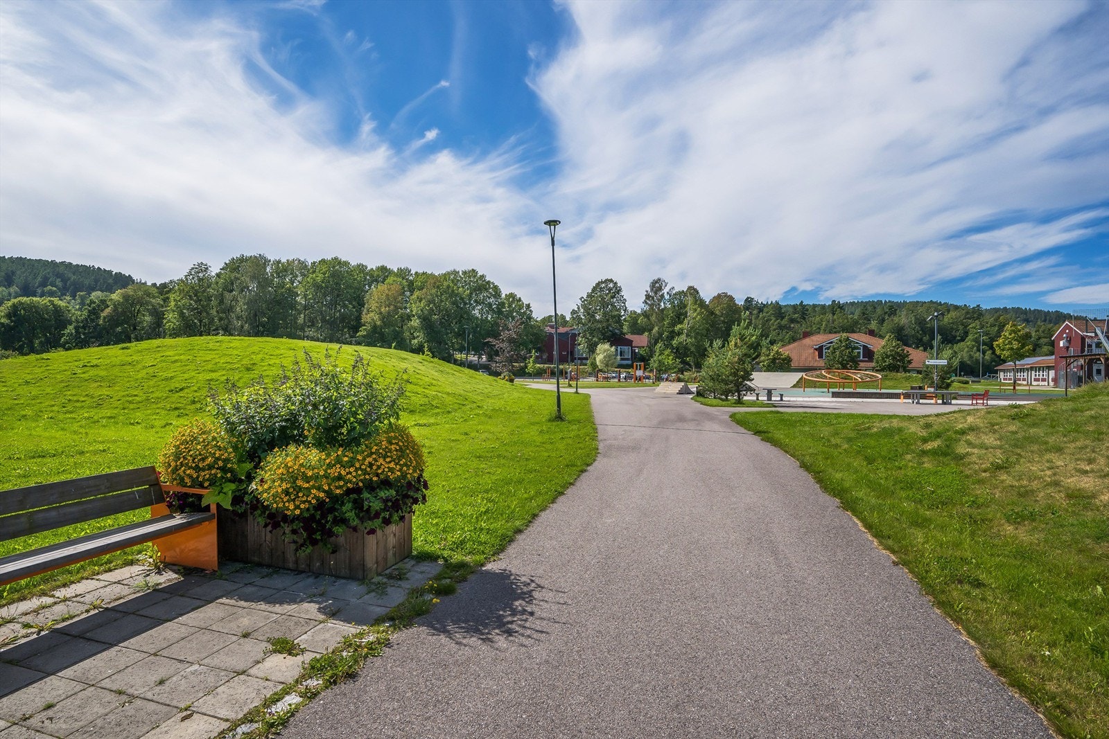 Andebuparken er et naturlig, grønt knutepunkt i sentrum av Andebu. Det er god plass til både rekreasjon og aktivitet mellom skolene, Møylandsenteret og Herredshuset. Galleribilde