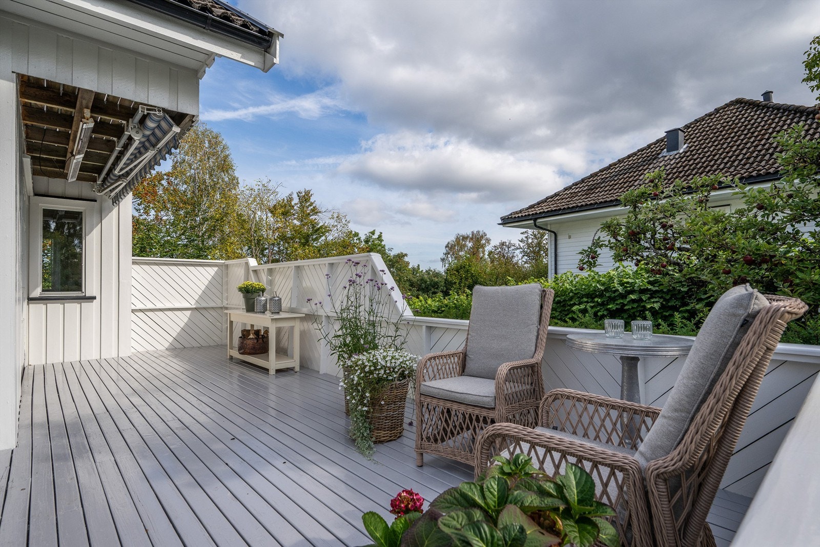 Deilig sitteplass på terrassen med god plass til avslapning. Galleribilde