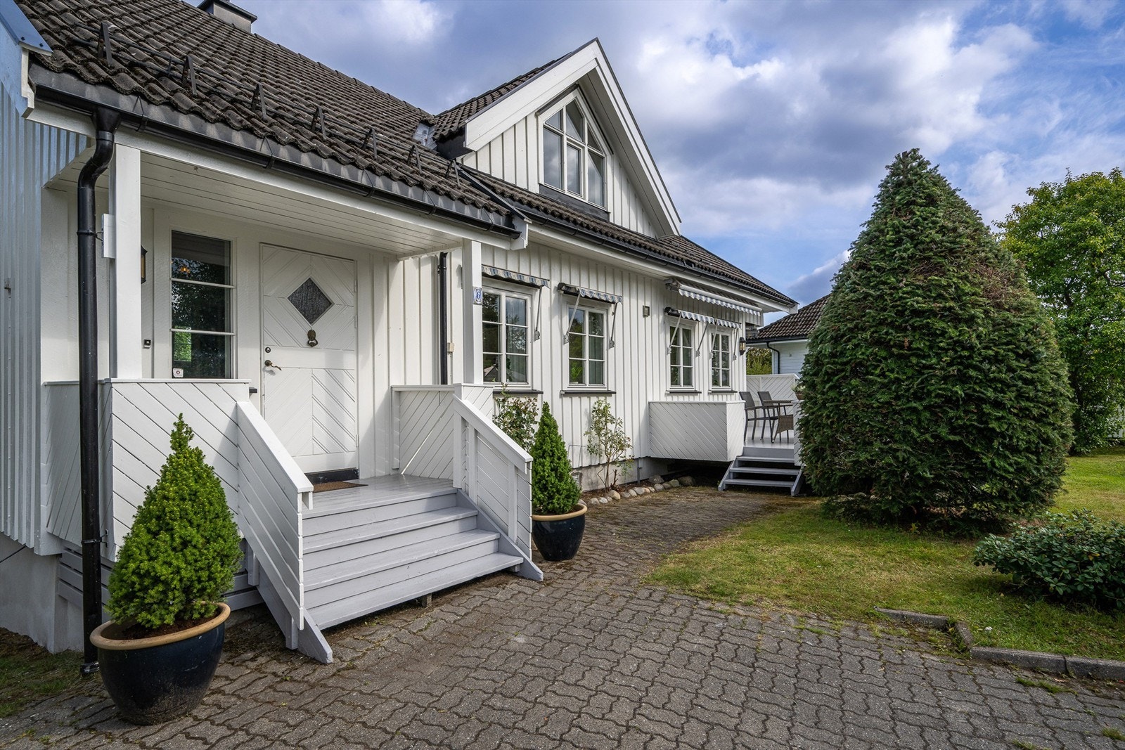 Boligen ble oppført i 1985 og har belegningsstein i innkjørselen og et hyggelig overbygget inngangsparti.
Foto: Fotofinish AS Galleribilde