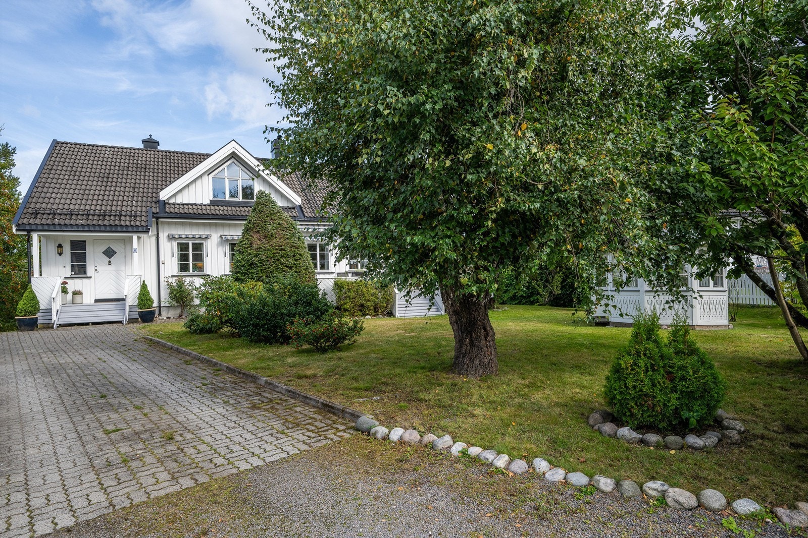En velstelt og pent opparbeidet hage Galleribilde