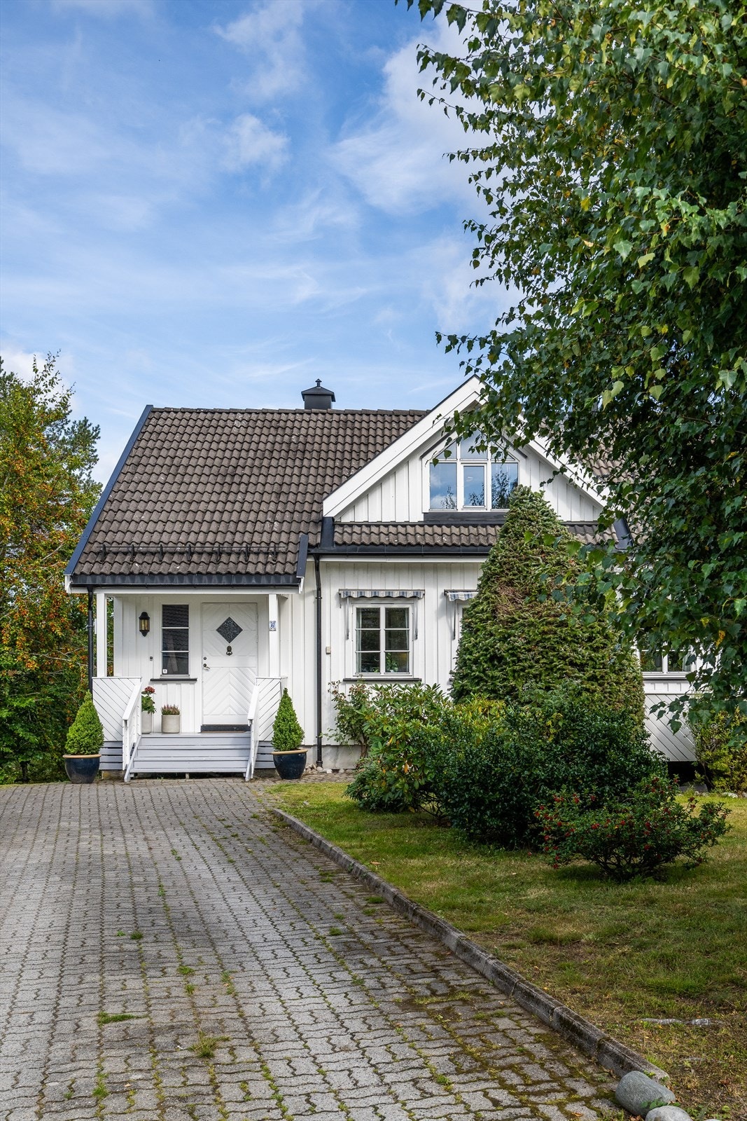 Pent og praktisk med belegningsstein på gårdsplassen. Galleribilde