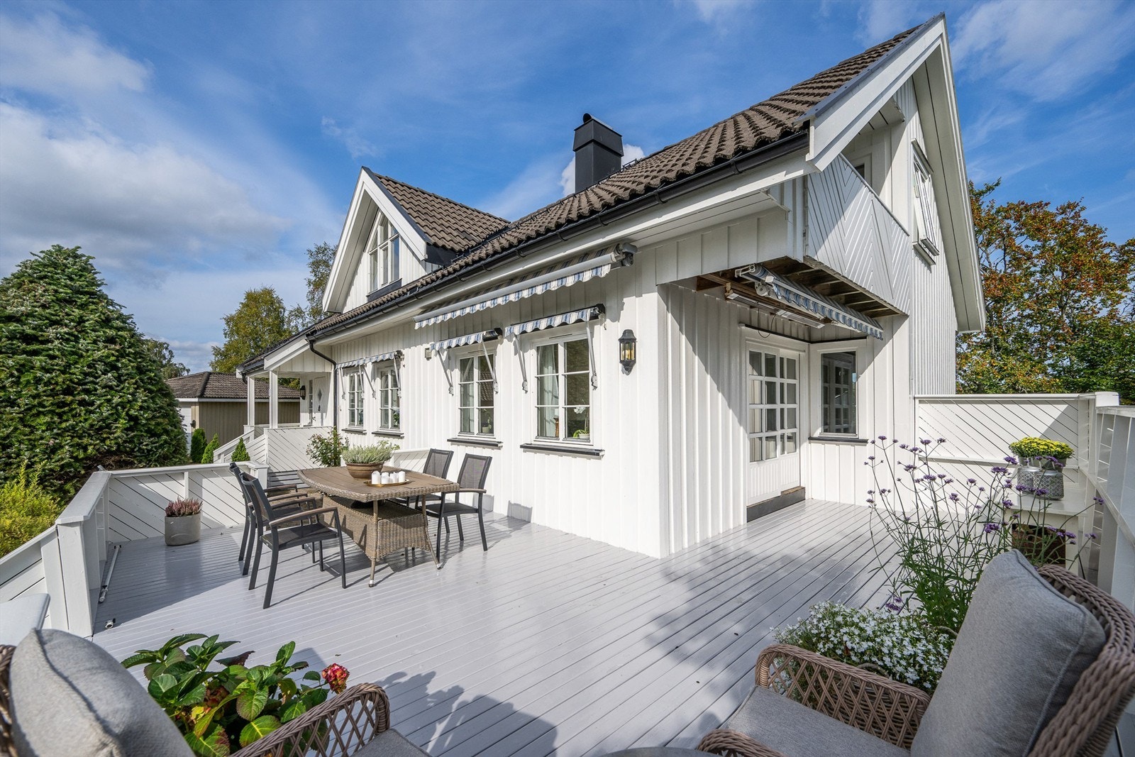 Romslig terrasse med plass til flere sittegrupper. Galleribilde