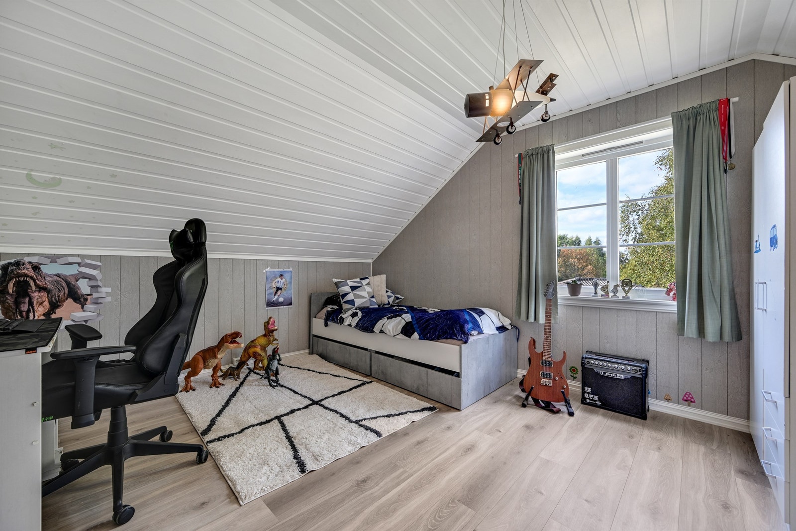 Soverom i andre etasje med god plass til seng, skrivebord og oppbevaring. Galleribilde