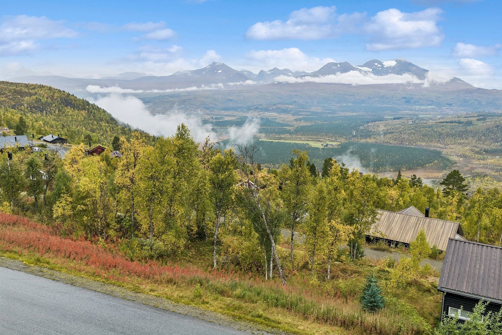 Tomten ligger attraktivt til i den øvre delen av Målselv Fjellandsby, med flott utsikt