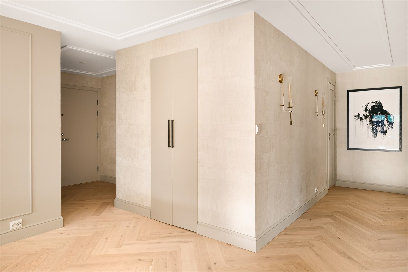 I tilknytning til entréen er det etablert en skjult, romslig og svært praktisk garderobe Galleribilde