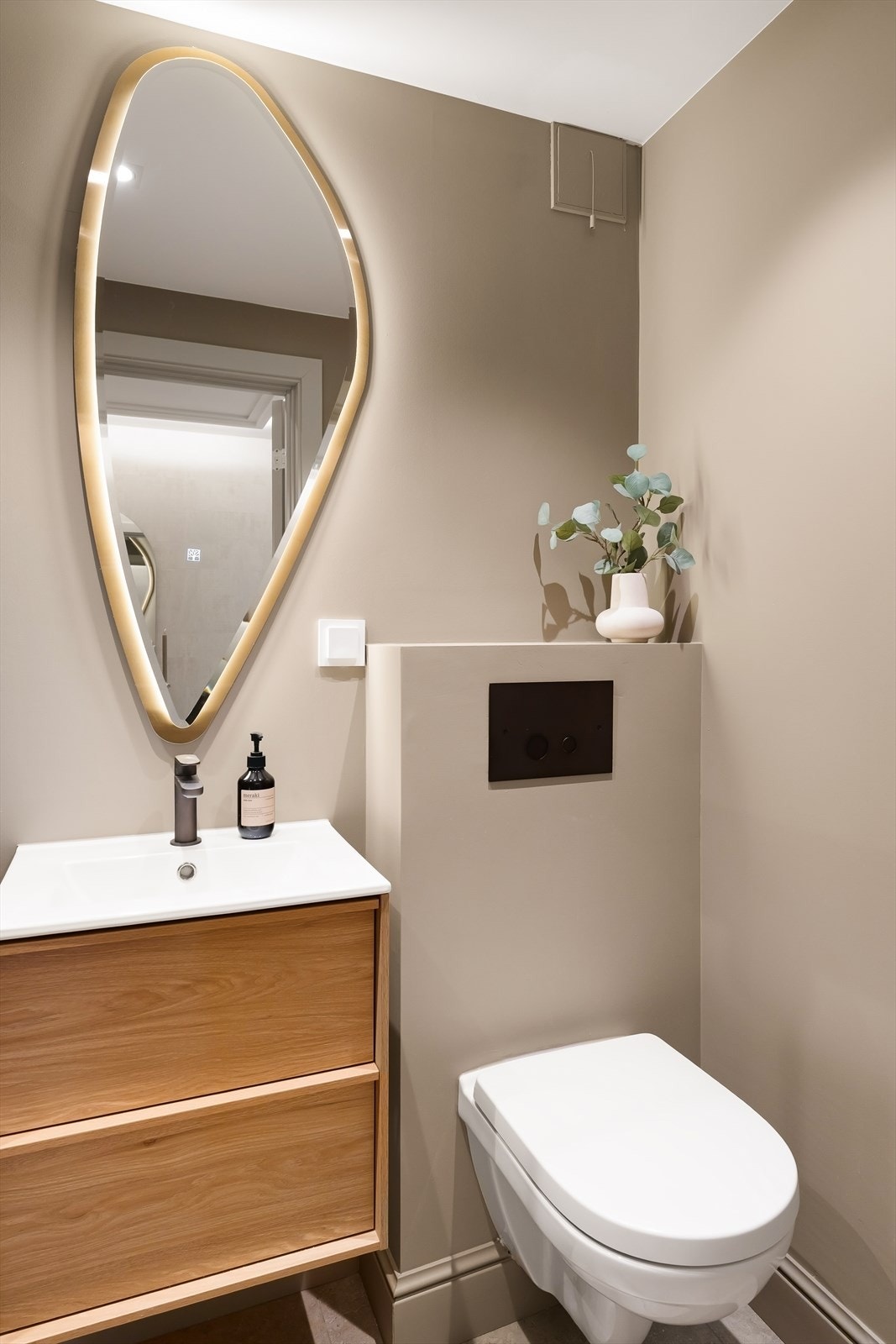 Detaljer og innredningen i treverk tilfører fine kontraster og et gjennomført utrykk. Badet har varmekabler i gulv og downlights i himlingen Galleribilde