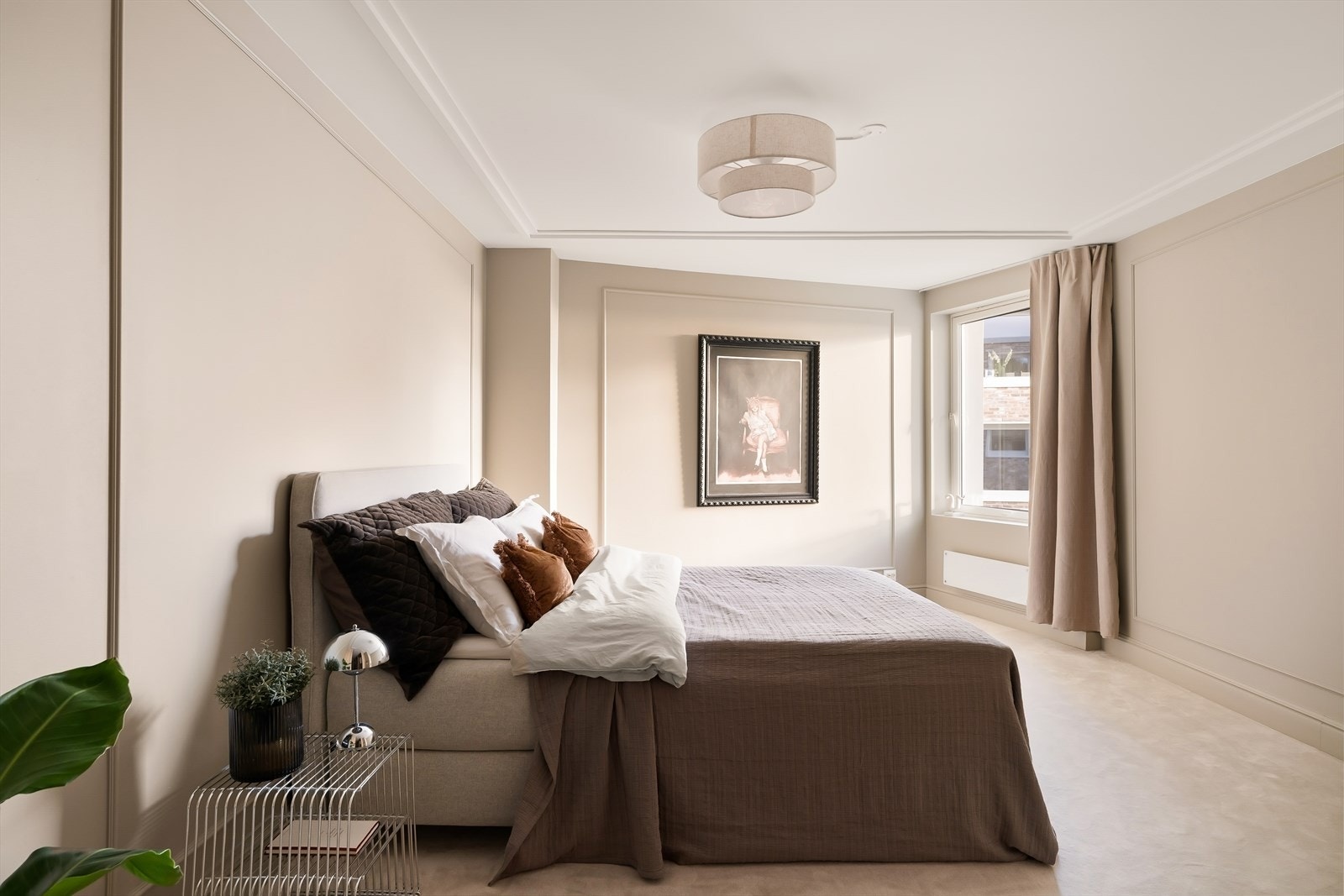 Boligens hovedsoverom er romslig og elegant med store vindusflater som slipper inn rikelig med naturlig lys Galleribilde
