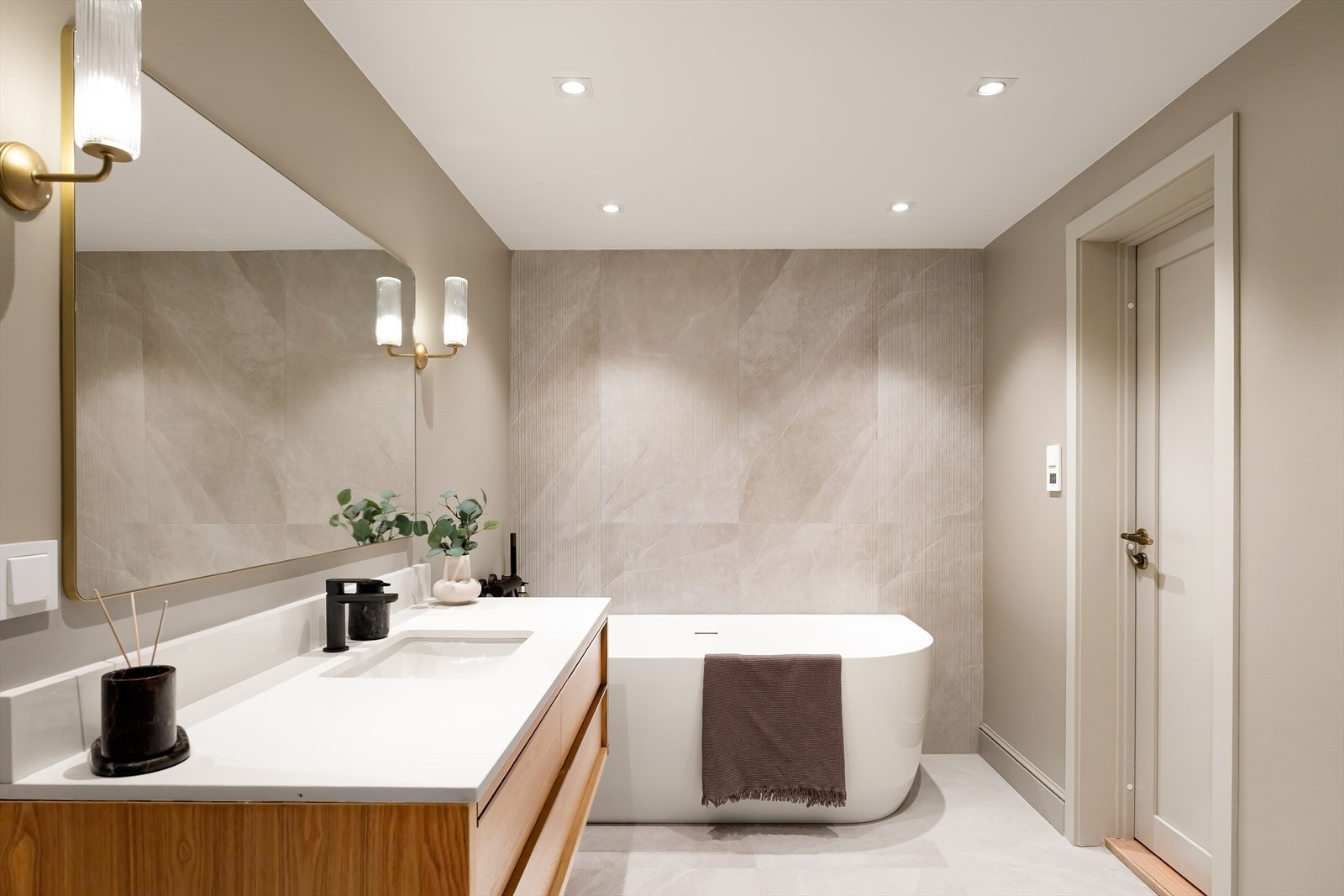 Med direkte adkomst fra hovedsoverommet ligger boligens hovedbad. Badet har en lun og harmonisk fargepalett. Det er downlights i himling og varmekabler i gulv Galleribilde