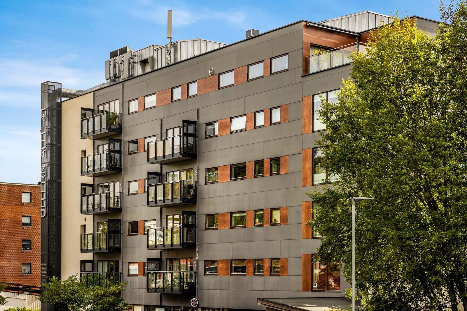 Bygget har en moderne fasade med detaljer i tre Galleribilde