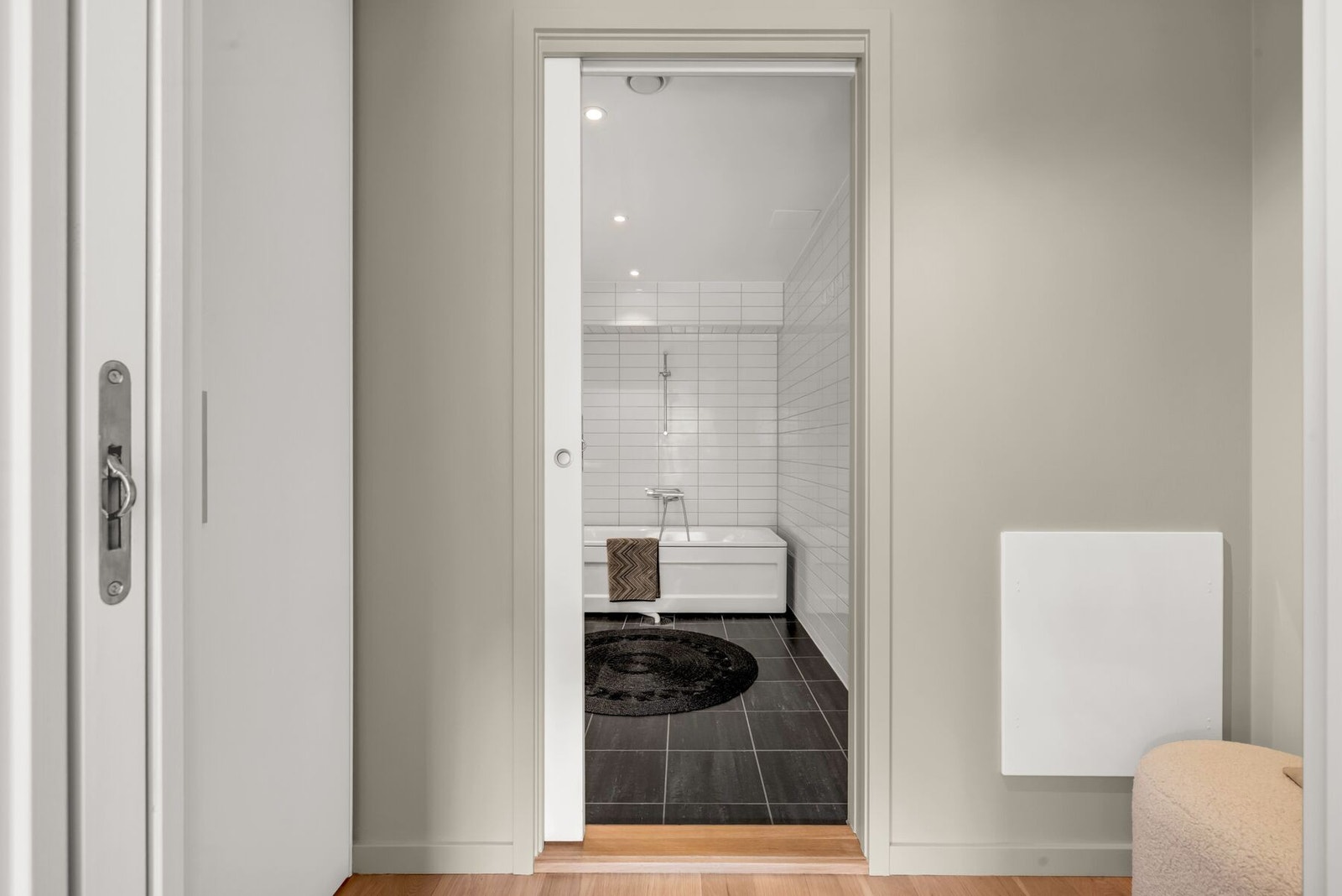 Walk-in-garderobe med skyvedør til badet Galleribilde
