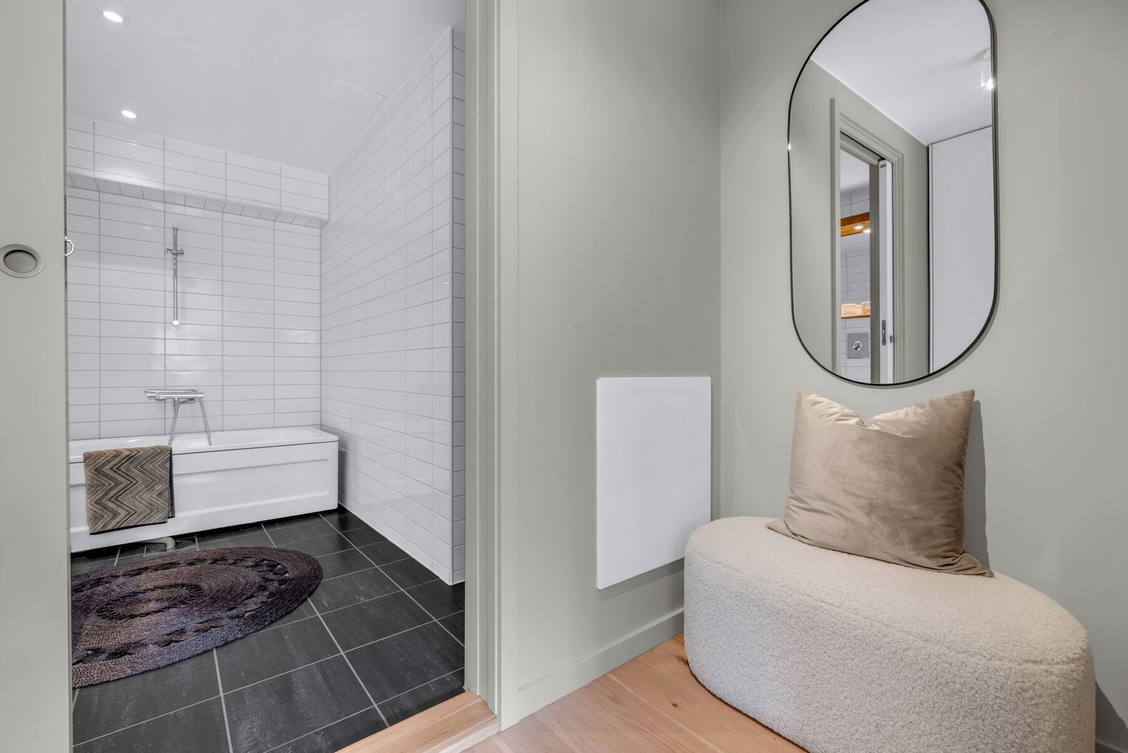 Walk-in-garderoben er fra Expo Nova og leder direkte videre til badet Galleribilde