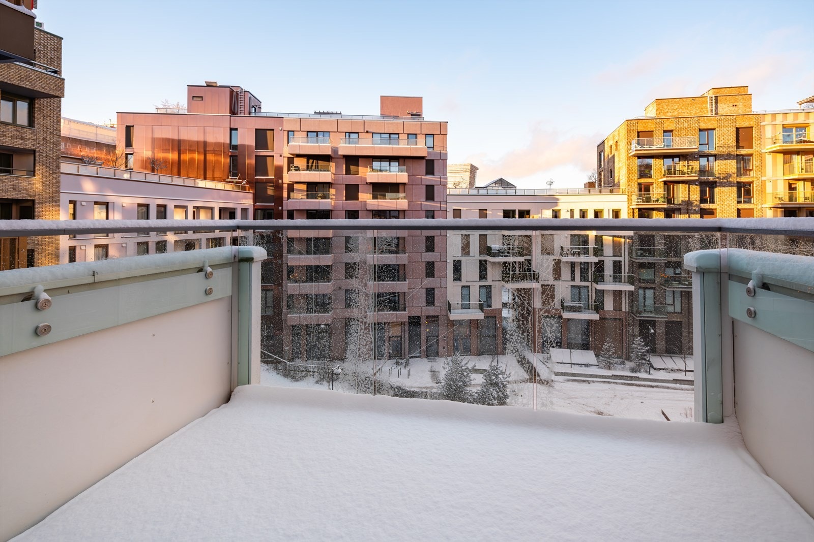 Fra stuen er det utgang til en vestvendt balkong på ca. 6 m². Balkongen vender mot en rolig og pent opparbeidet bakgård og fungerer som en naturlig forlengelse av oppholdsrommet. Galleribilde