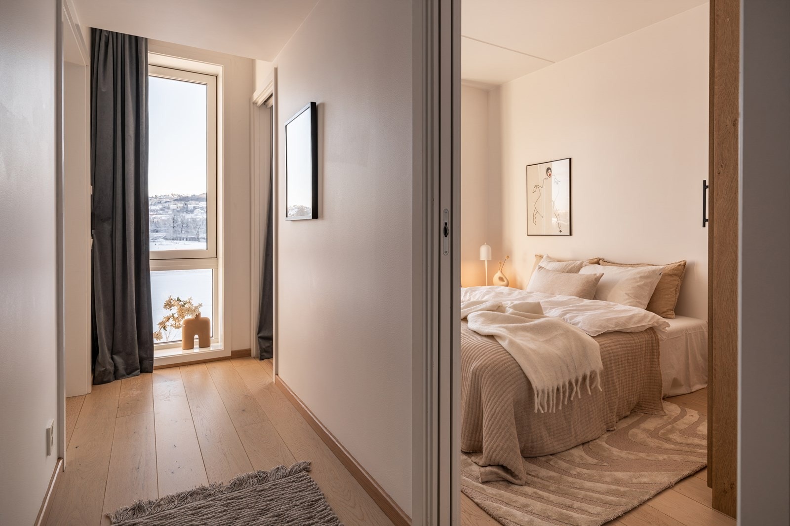 Soverommet er romslig og ligger tilbaketrukket fra oppholdssonen, med adkomst direkte fra entréen. Galleribilde