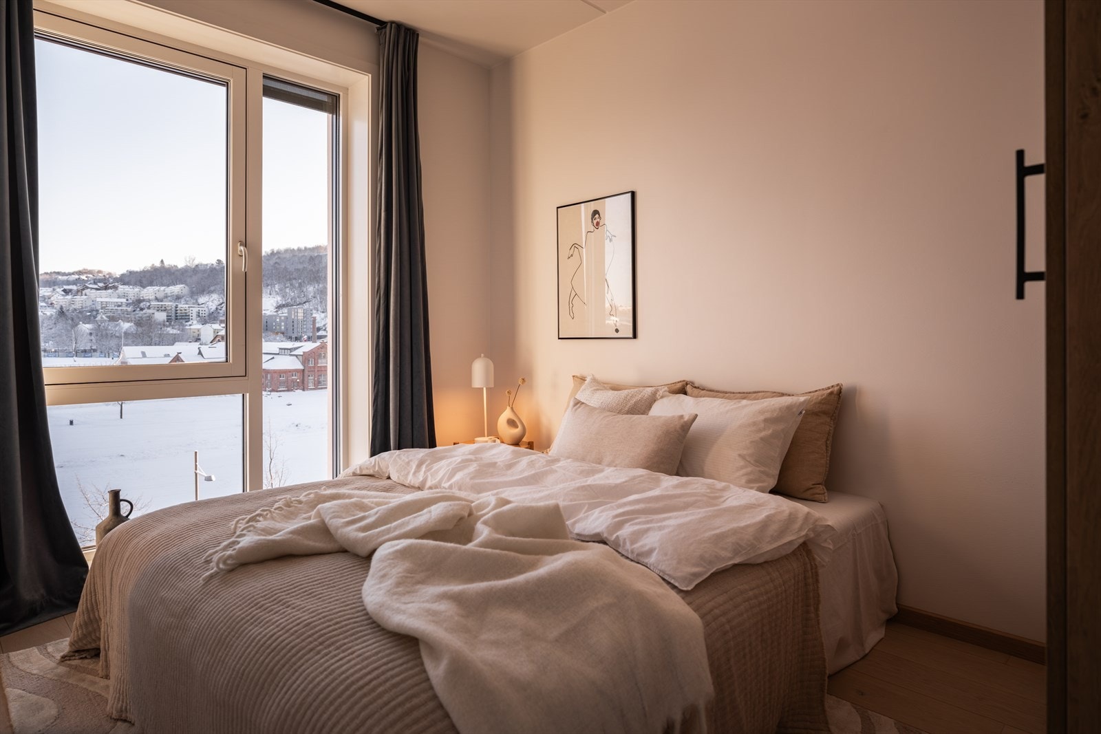 Gode vindusflater gir fint med dagslys, og rommet har plass til dobbeltseng og øvrig møblement. Galleribilde