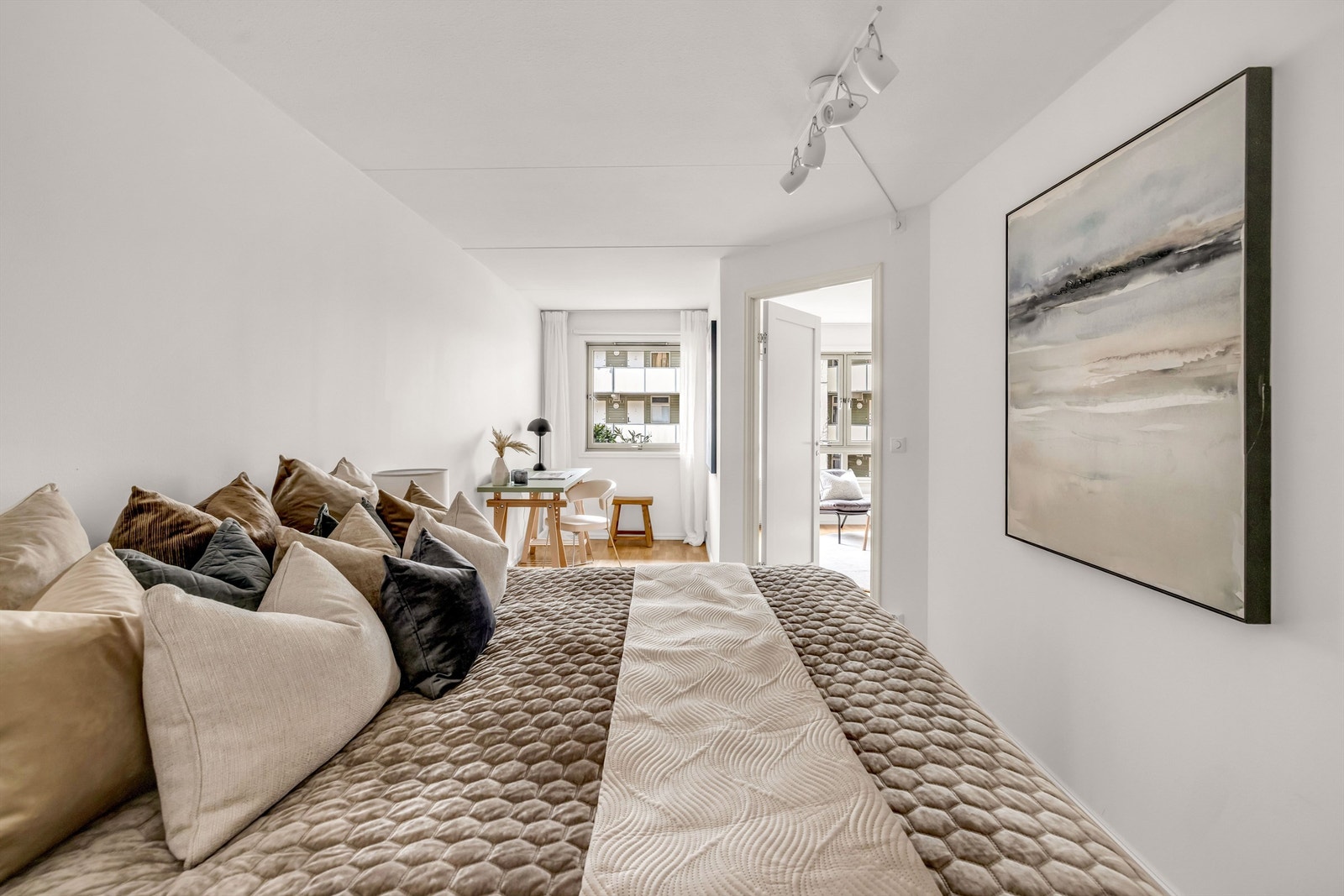 Rommet har malte, slette veggflater og 3-stavs parkett som gir et lyst og behagelig uttrykk. Galleribilde