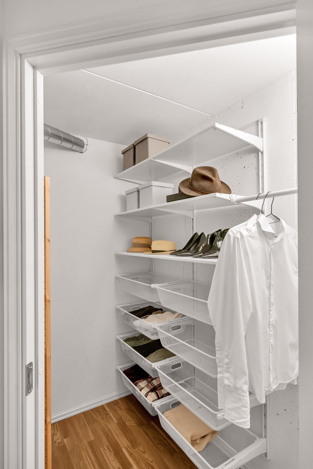 Tilknyttet soverommet ligger det en praktisk, walk-in garderobe som gir ytterligere med rom for oppbevaring. Galleribilde