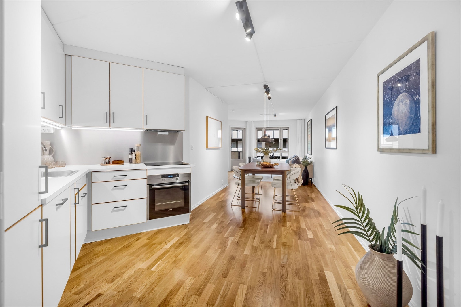 Leiligheten har store oppholdsrom og sosial planløsning. Foto Bjørnar Solberg. Galleribilde