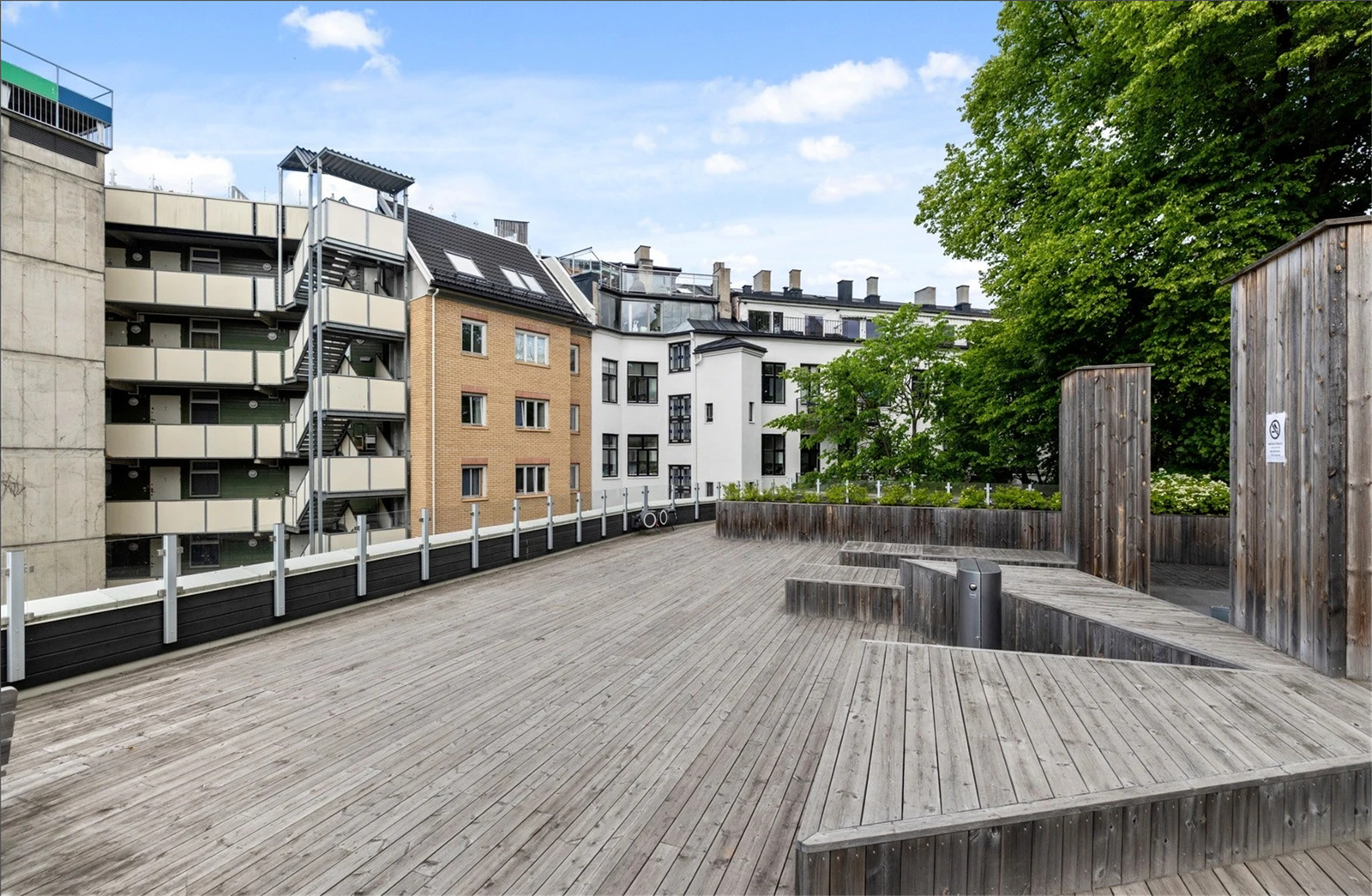 Sameiet kan skilte med to store takterrasser, en med direkte tilknytning over boligen, og en i A oppgangen. Galleribilde