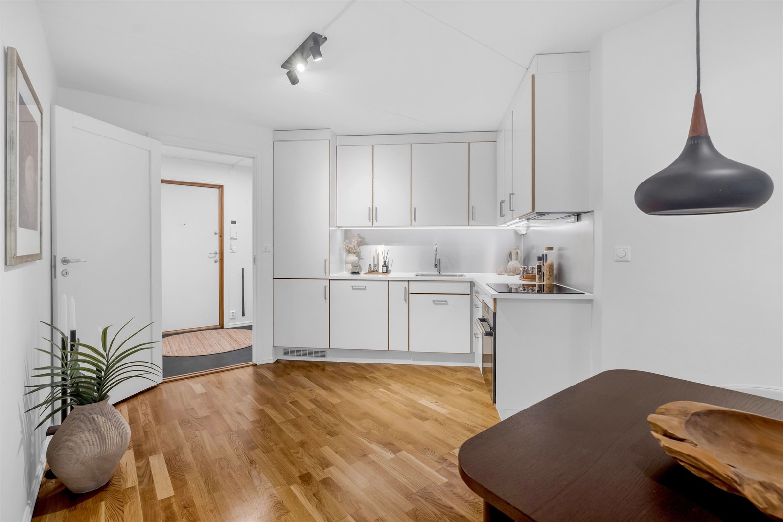Innredningen er fra 2017 og har slette fronter, laminat benkeplate og oppvaskkum i stål med ettgreps armatur. Galleribilde
